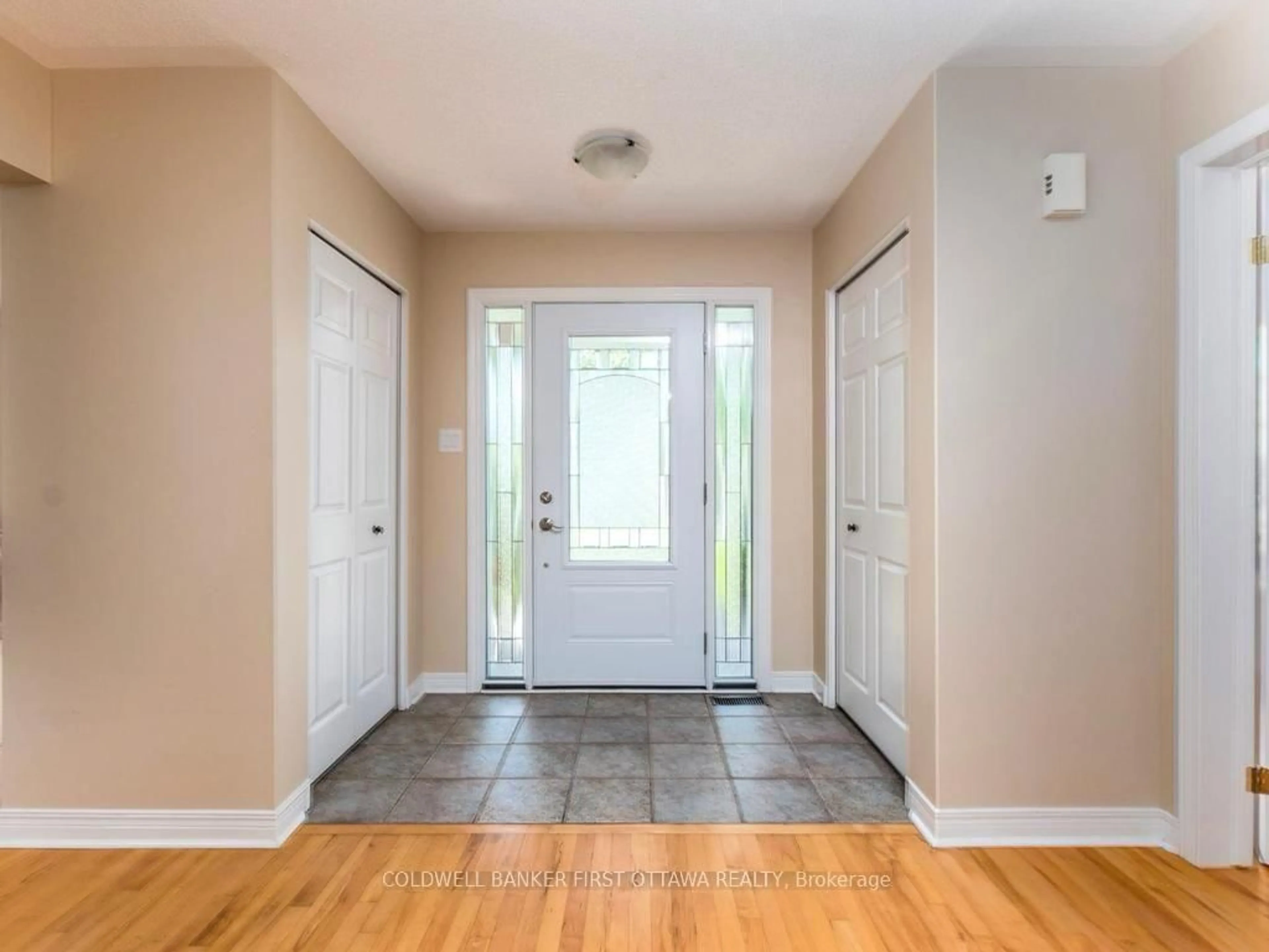 Indoor entryway for 5 Hearn Cres, Stittsville Ontario K2S 1R7