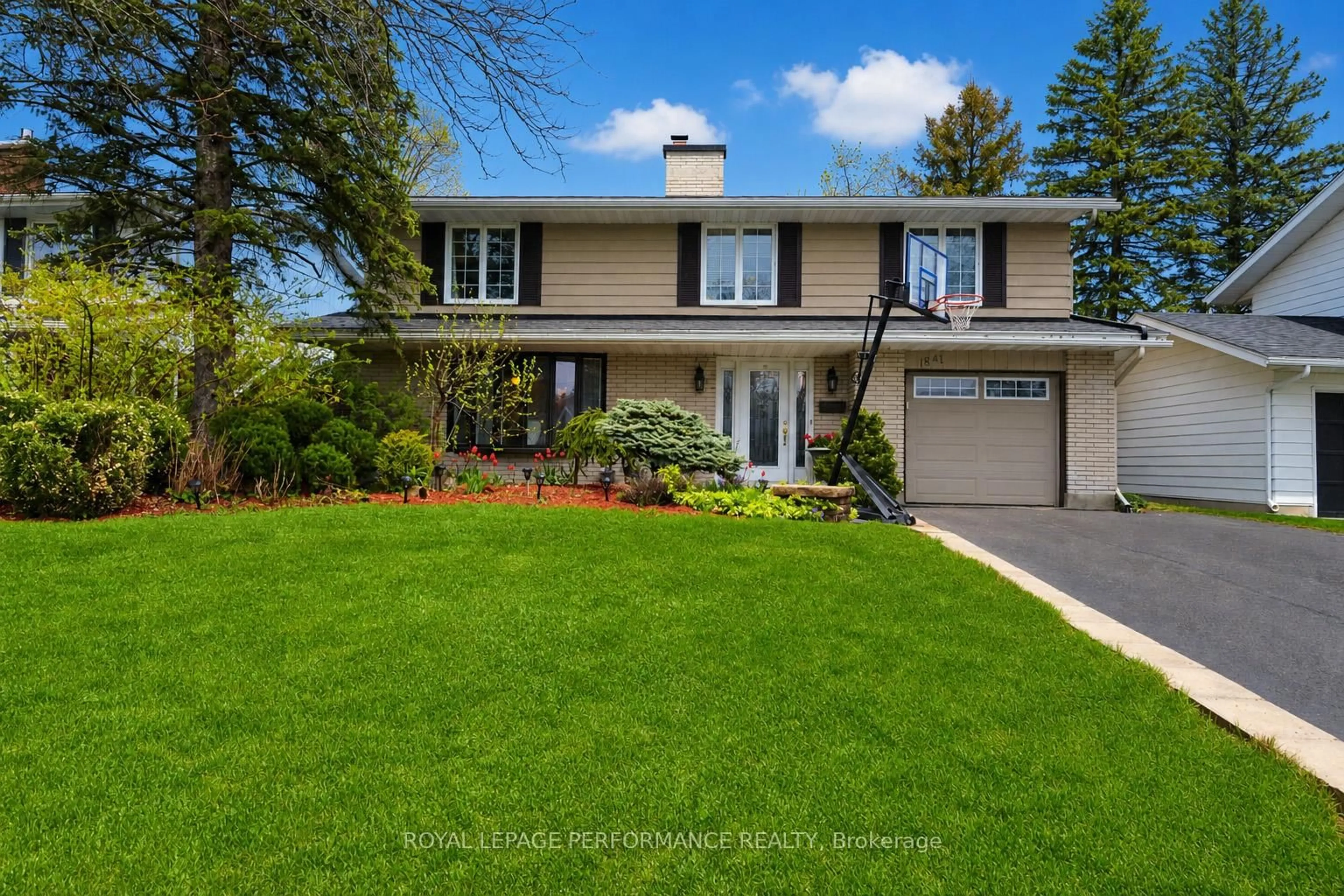 Home with vinyl exterior material, street for 1841 Beattie Ave, Ottawa Ontario K1H 5R7