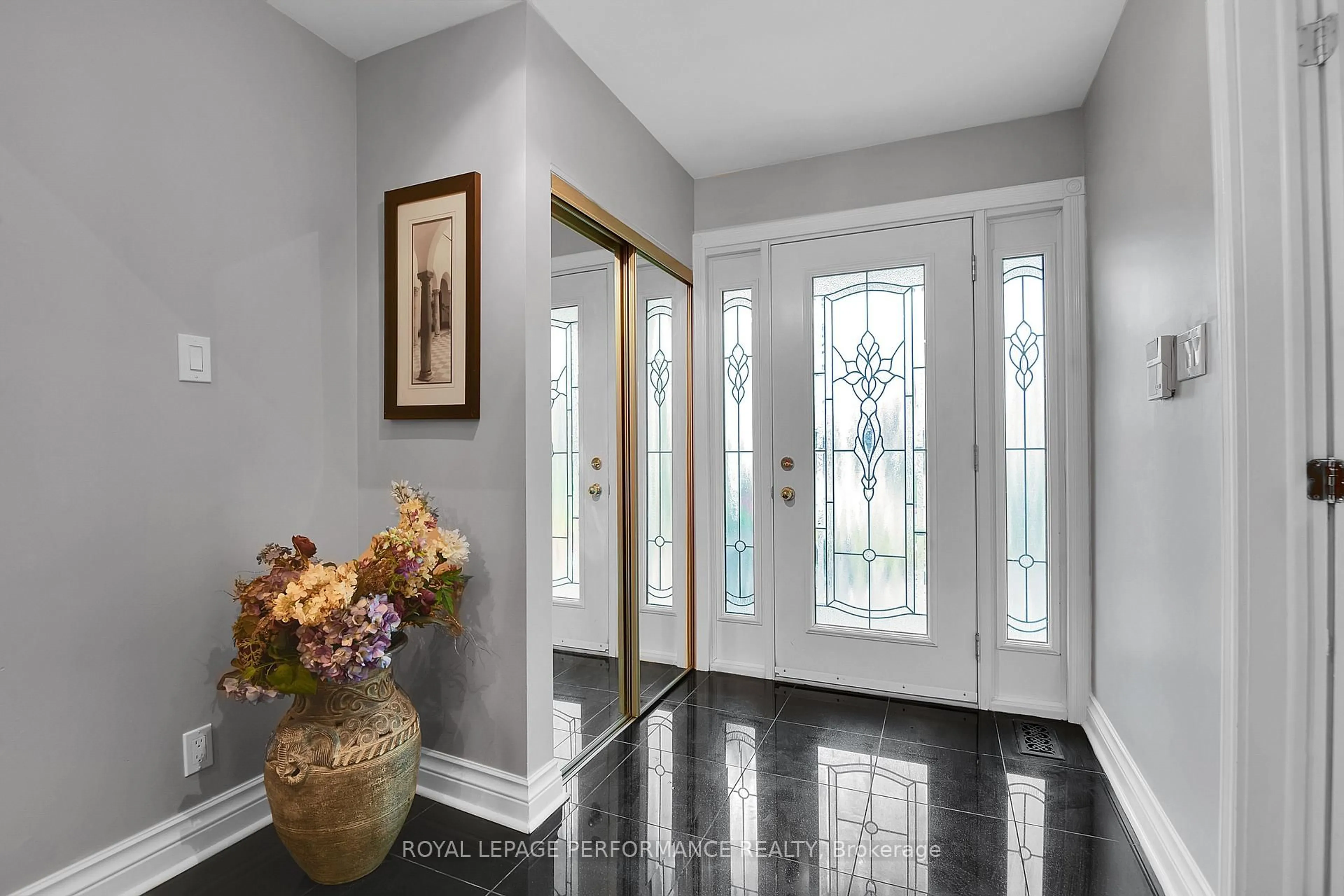 Indoor entryway for 1841 Beattie Ave, Ottawa Ontario K1H 5R7