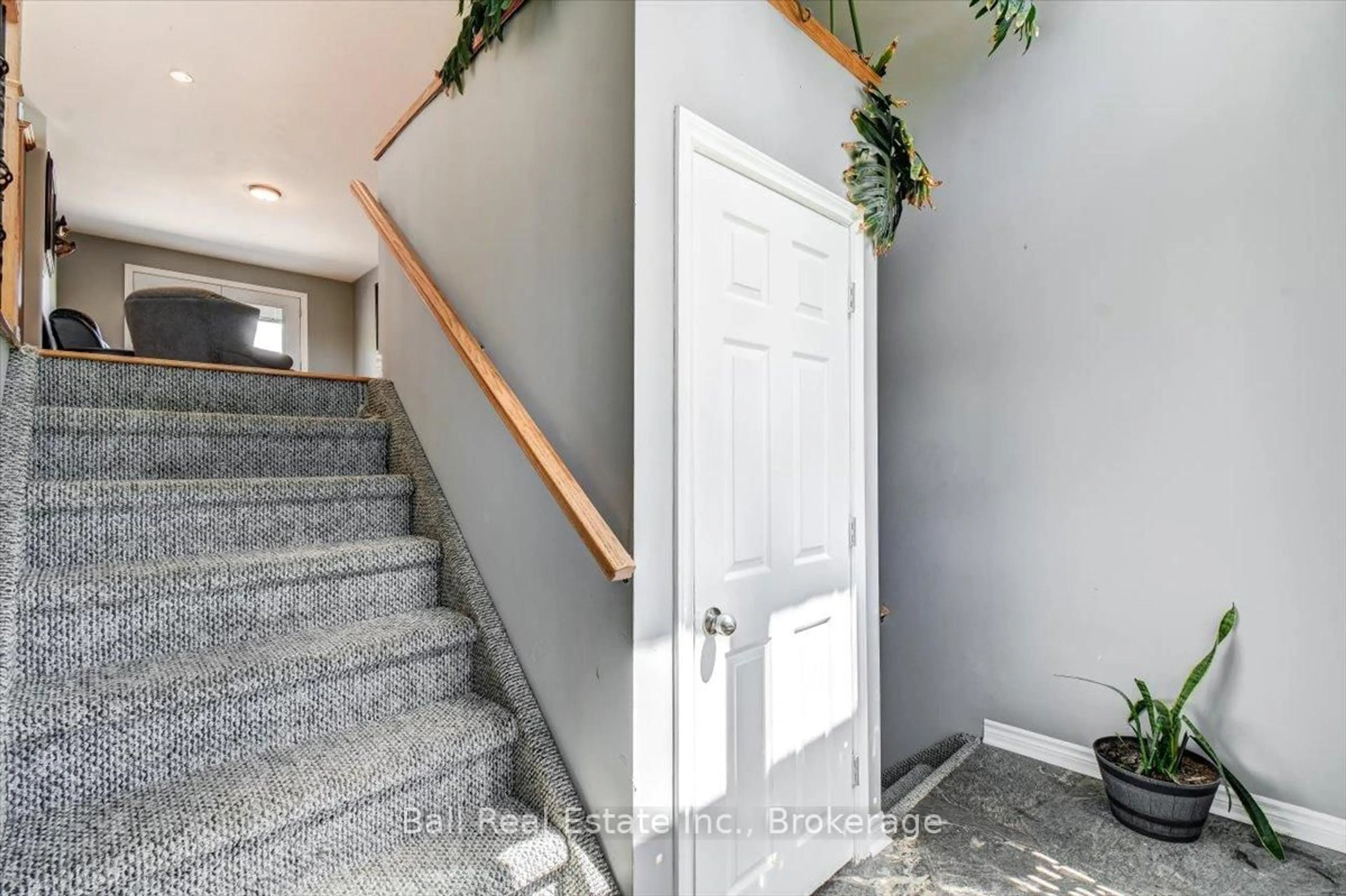 Indoor entryway for 1696 County Road 504 Rd, North Kawartha Ontario K0L 1A0