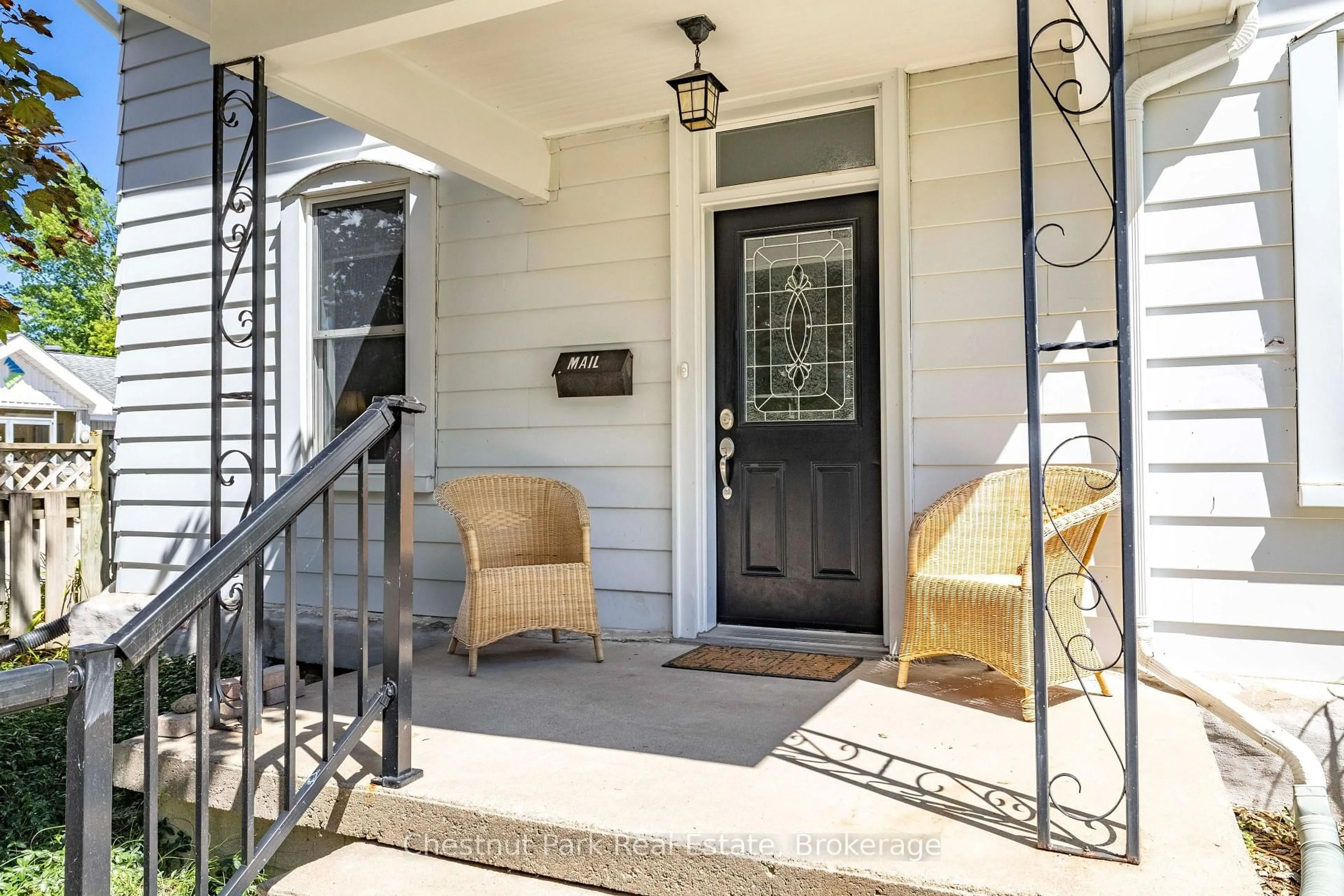 Indoor entryway for 755 4th Ave, Owen Sound Ontario N4K 2N5