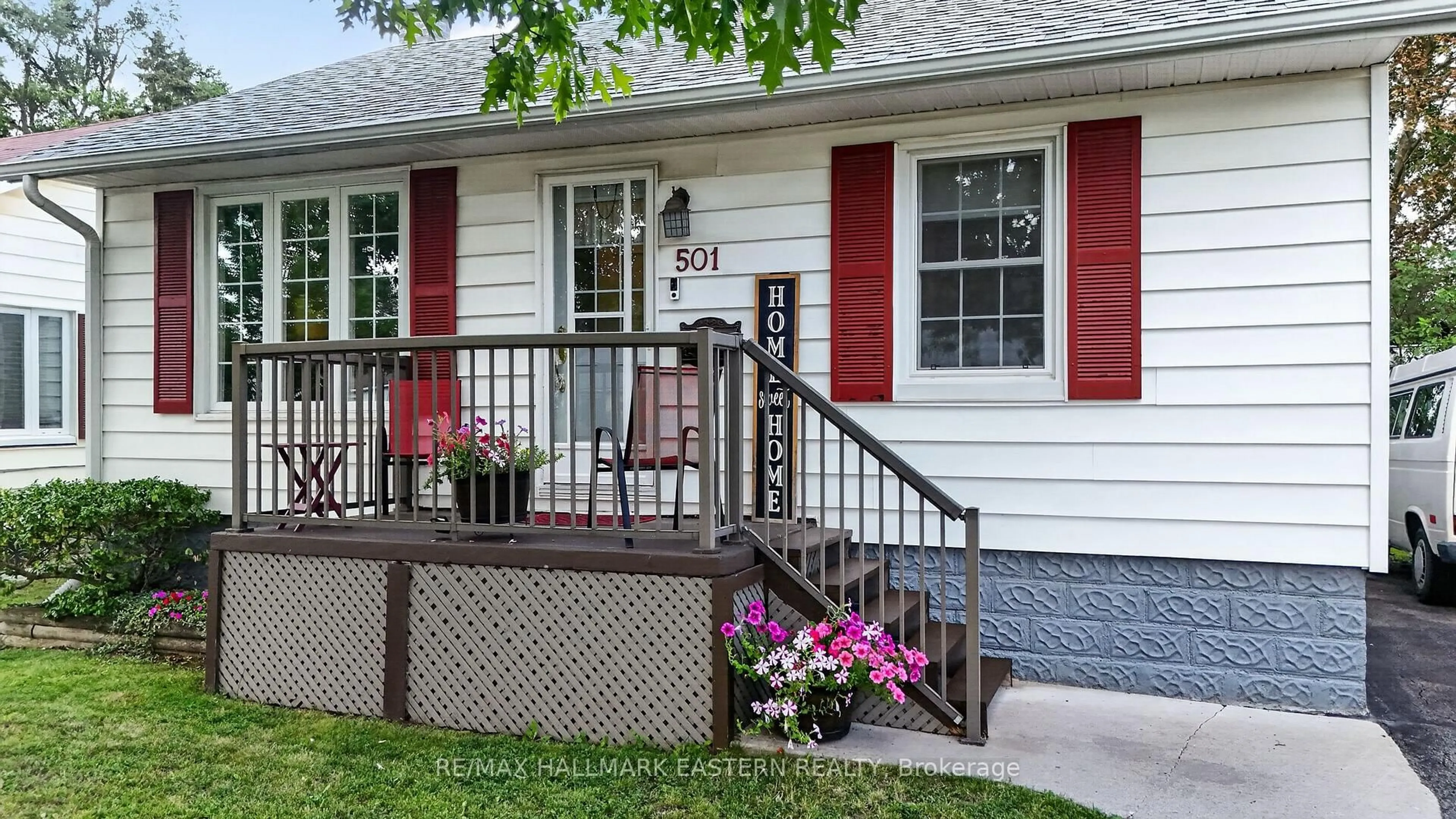 Home with vinyl exterior material, street for 501 Glengarry Ave, Peterborough Ontario K9H 4Y5