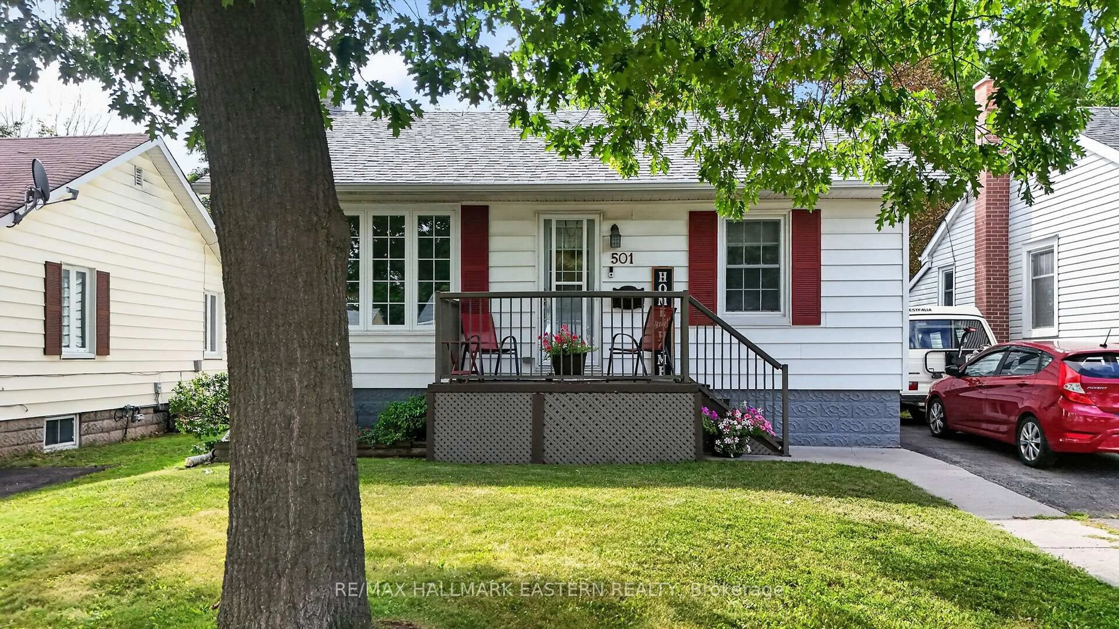 Home with vinyl exterior material, street for 501 Glengarry Ave, Peterborough Ontario K9H 4Y5