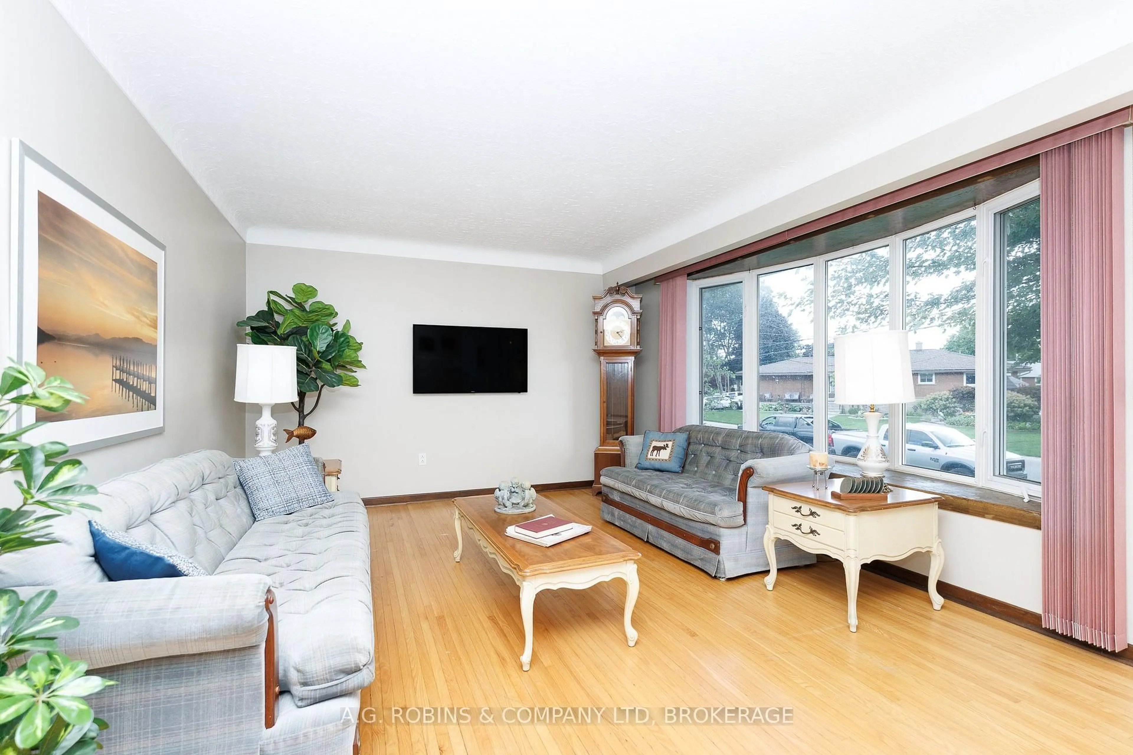 Living room with furniture, wood/laminate floor for 12 Berkley Ave, Port Colborne Ontario L3K 1T2