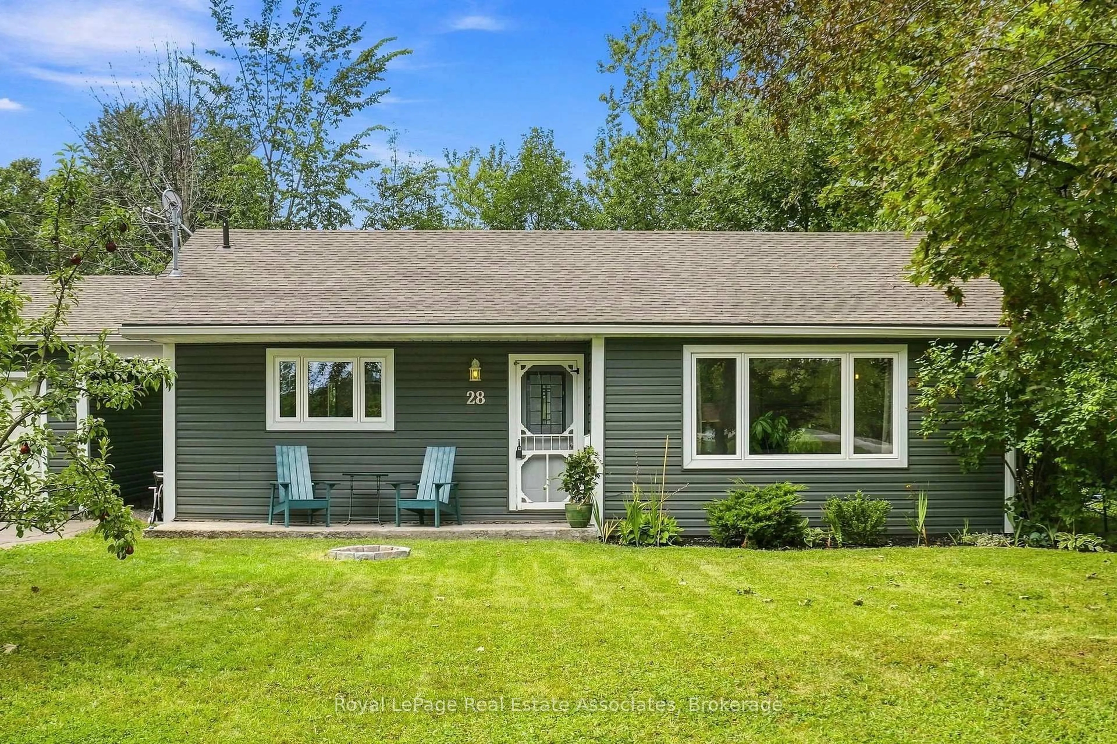 Home with vinyl exterior material, unknown for 28 Kelson Ave, Grimsby Ontario L3M 4C3