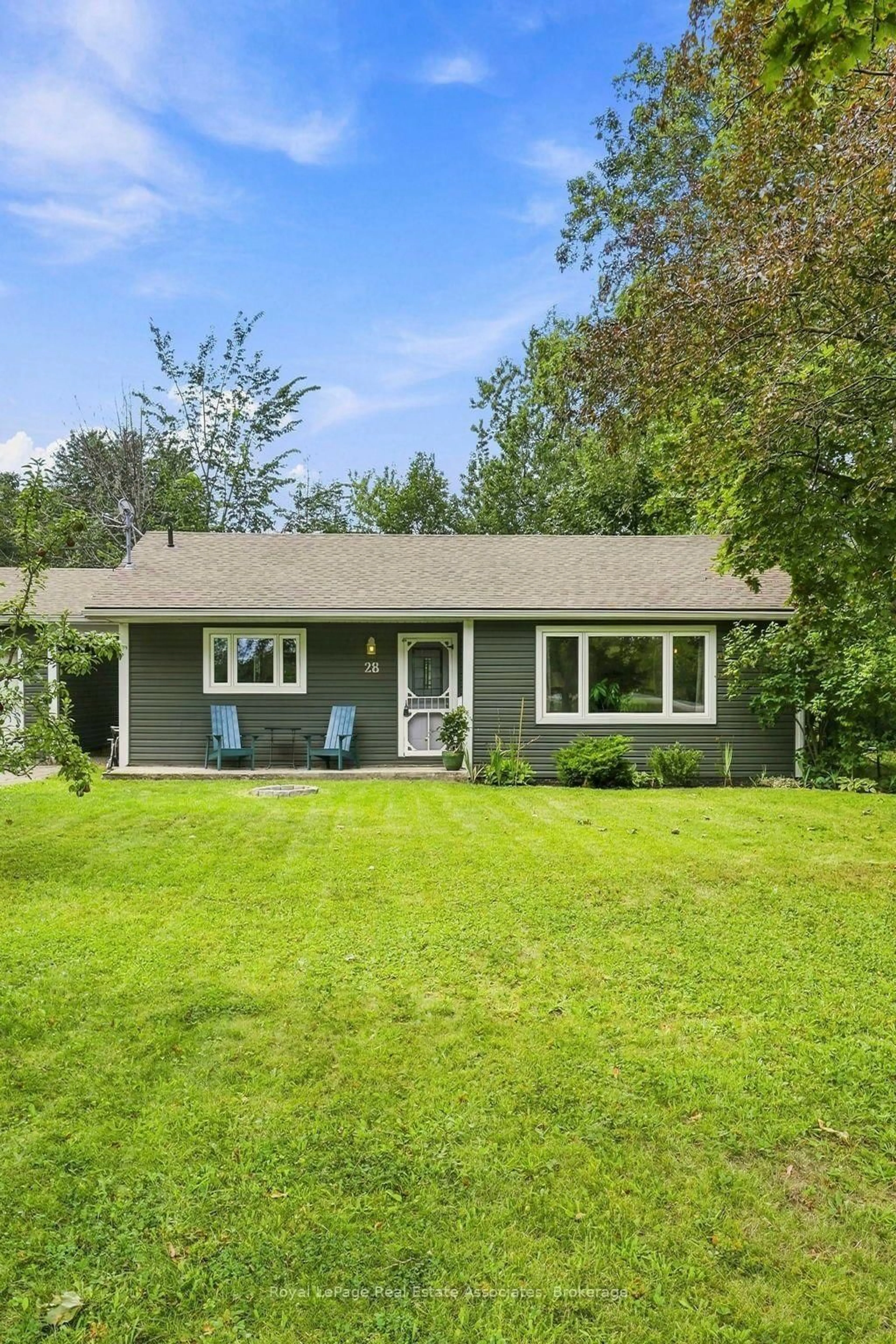 Home with vinyl exterior material, street for 28 Kelson Ave, Grimsby Ontario L3M 4C3