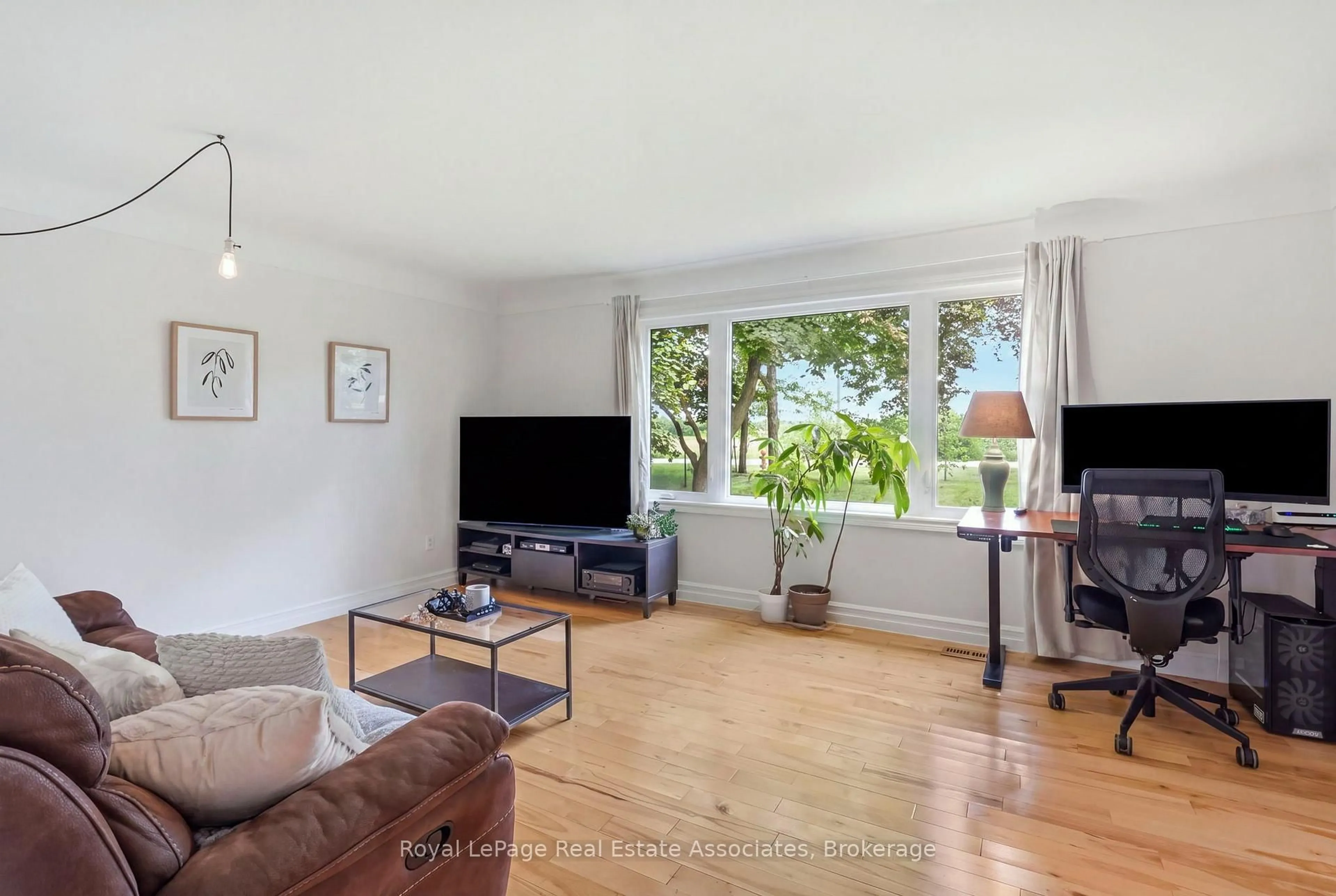 Living room with furniture, unknown for 28 Kelson Ave, Grimsby Ontario L3M 4C3