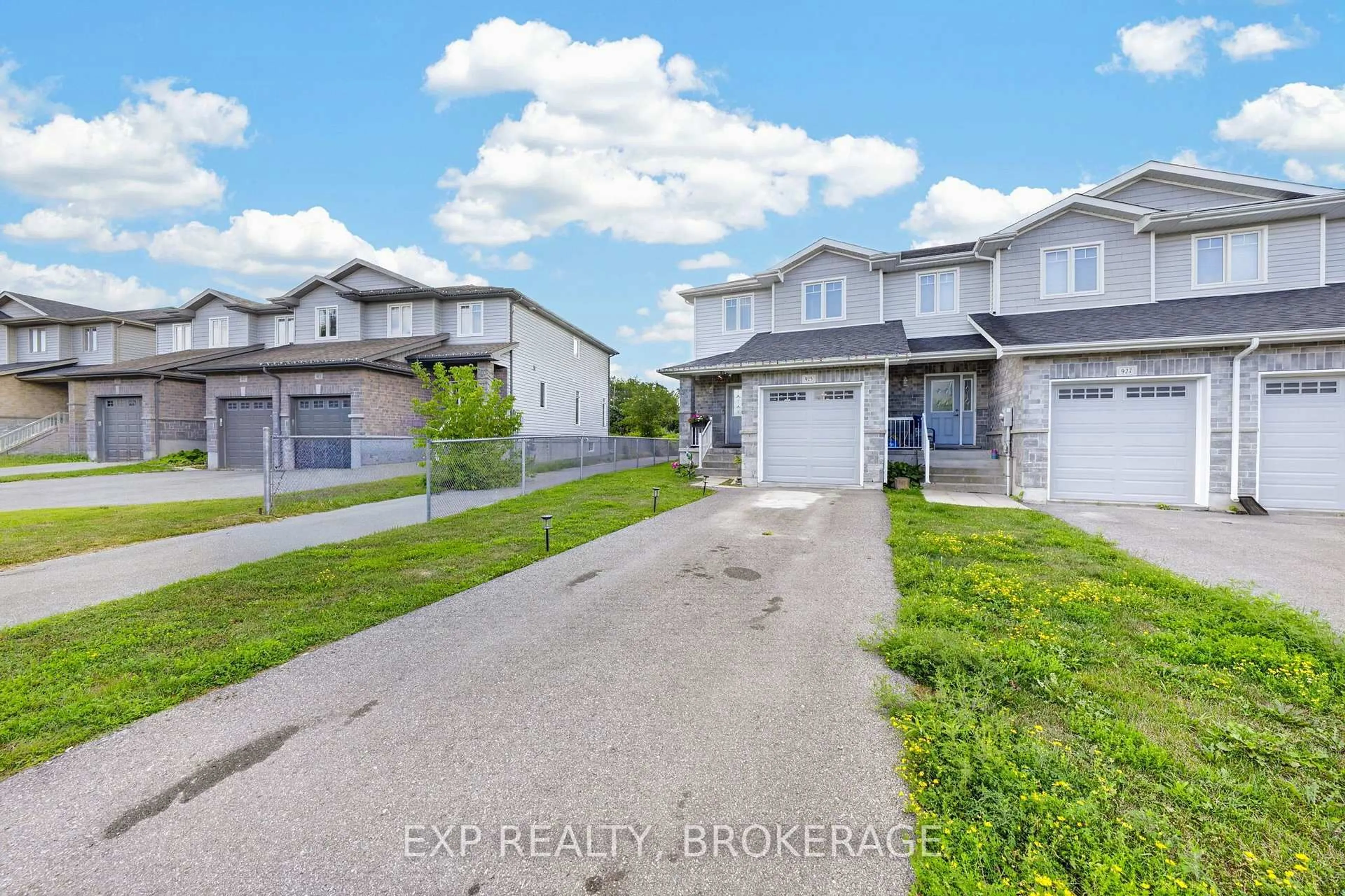 A pic from outside/outdoor area/front of a property/back of a property/a pic from drone, street for 925 Blossom St, Kingston Ontario K7P 0N2