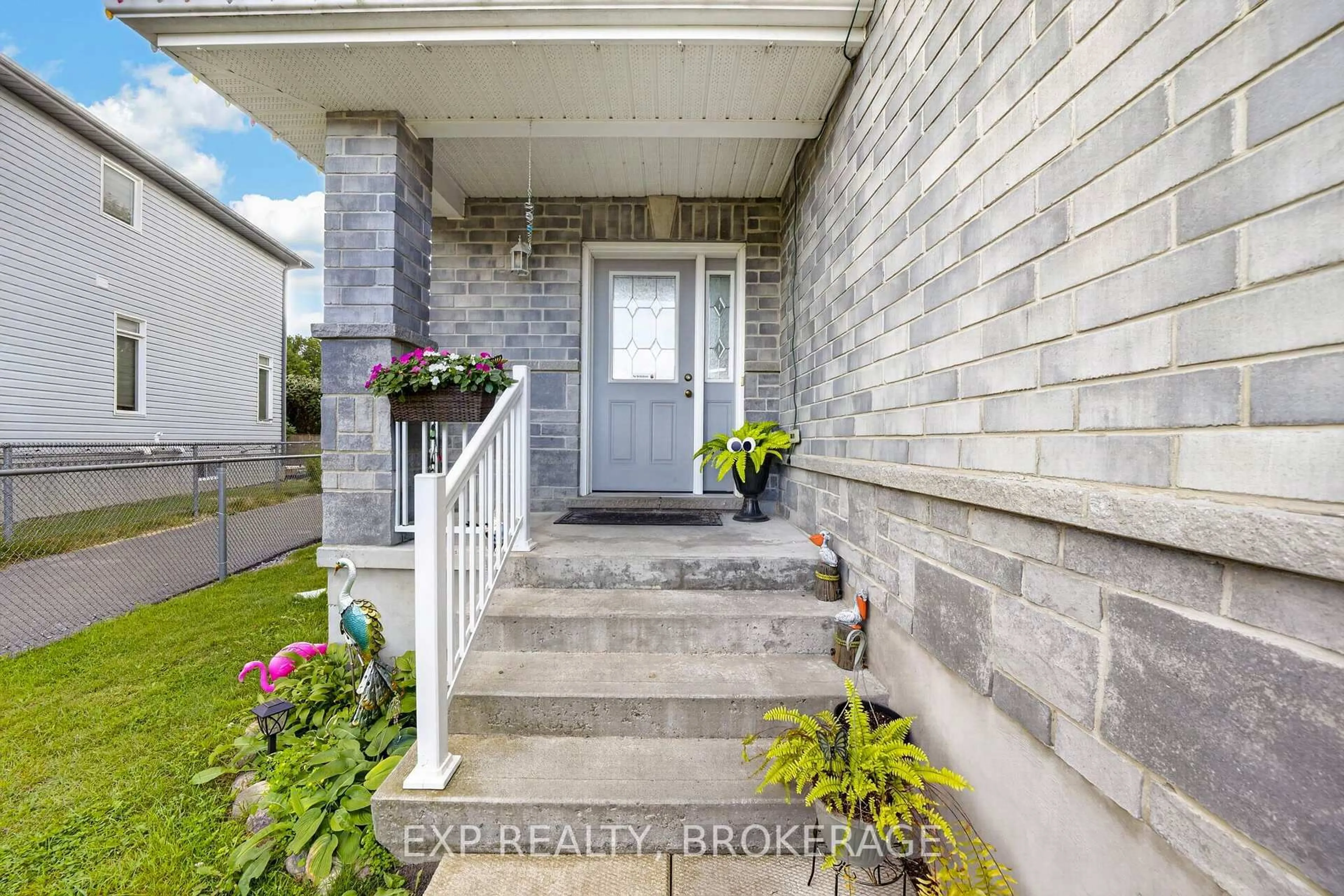 Indoor entryway for 925 Blossom St, Kingston Ontario K7P 0N2