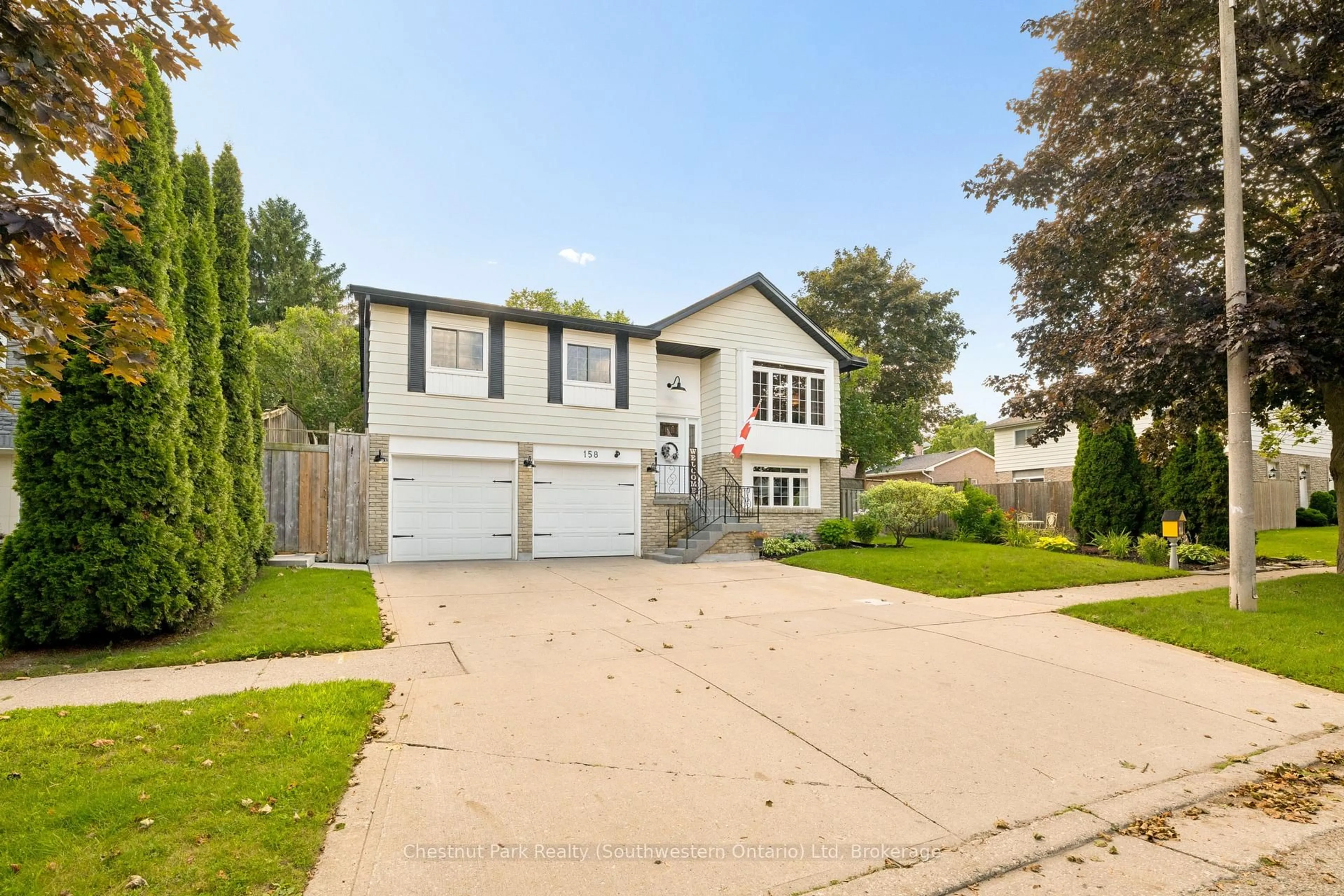 Home with vinyl exterior material, street for 158 Autumn Hill Cres, Kitchener Ontario N2N 1K8