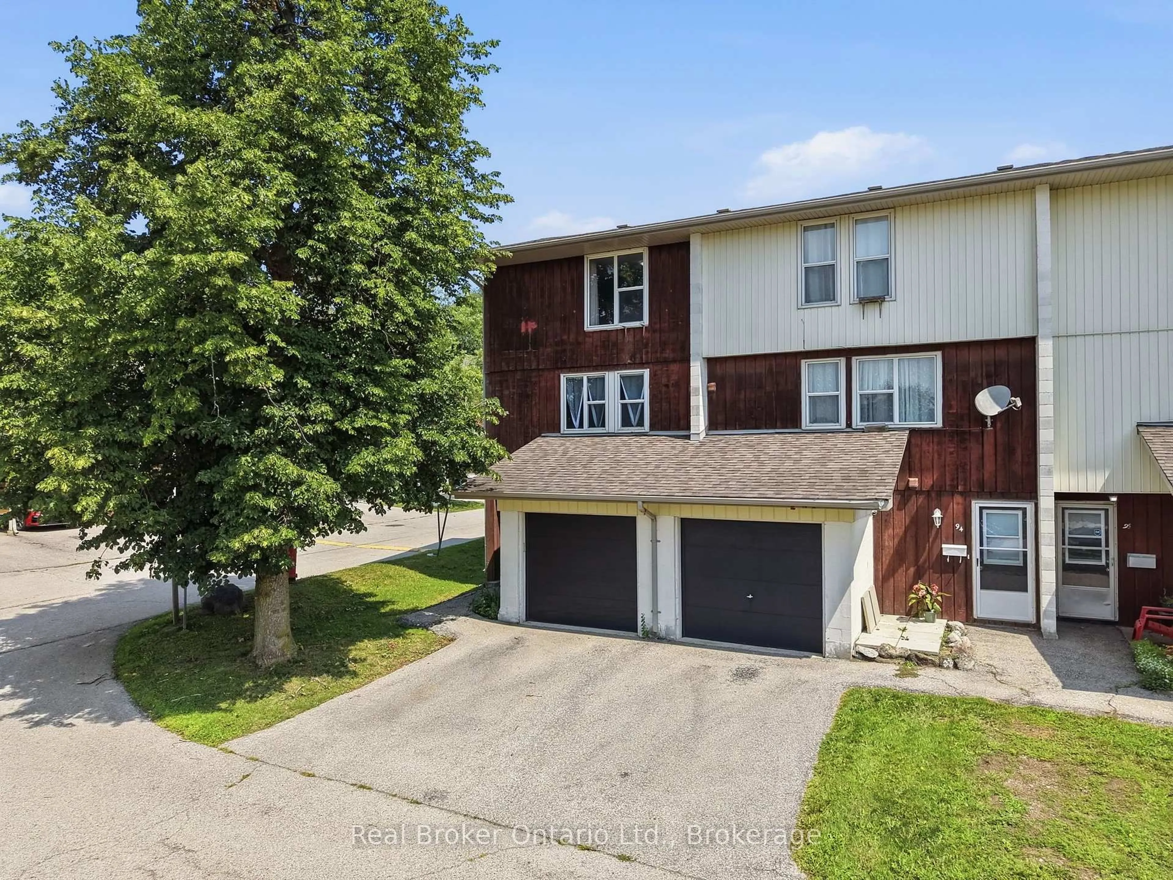 A pic from outside/outdoor area/front of a property/back of a property/a pic from drone, street for 135 Chalmers St #93, Cambridge Ontario N1R 6M2