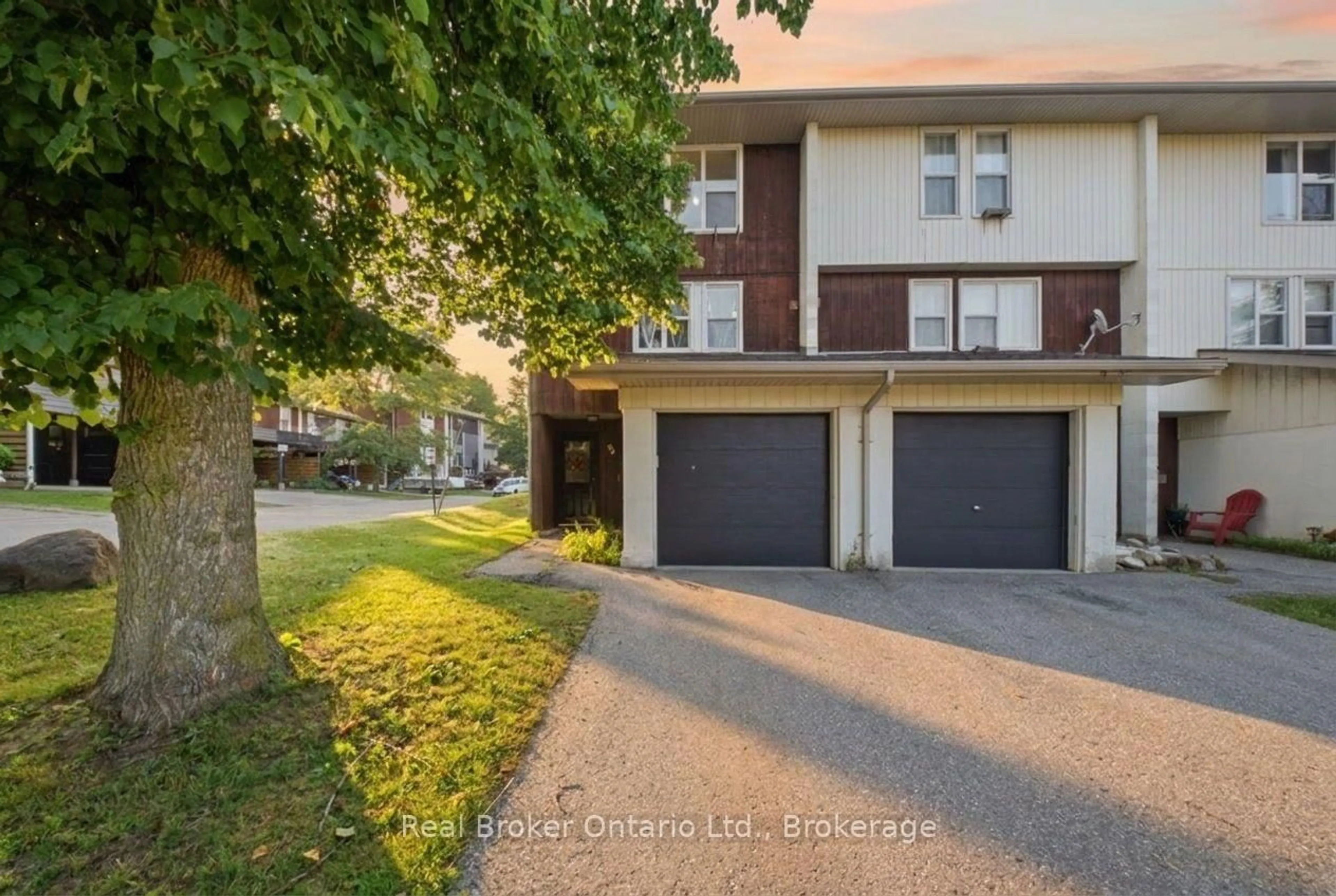 A pic from outside/outdoor area/front of a property/back of a property/a pic from drone, street for 135 Chalmers St #93, Cambridge Ontario N1R 6M2
