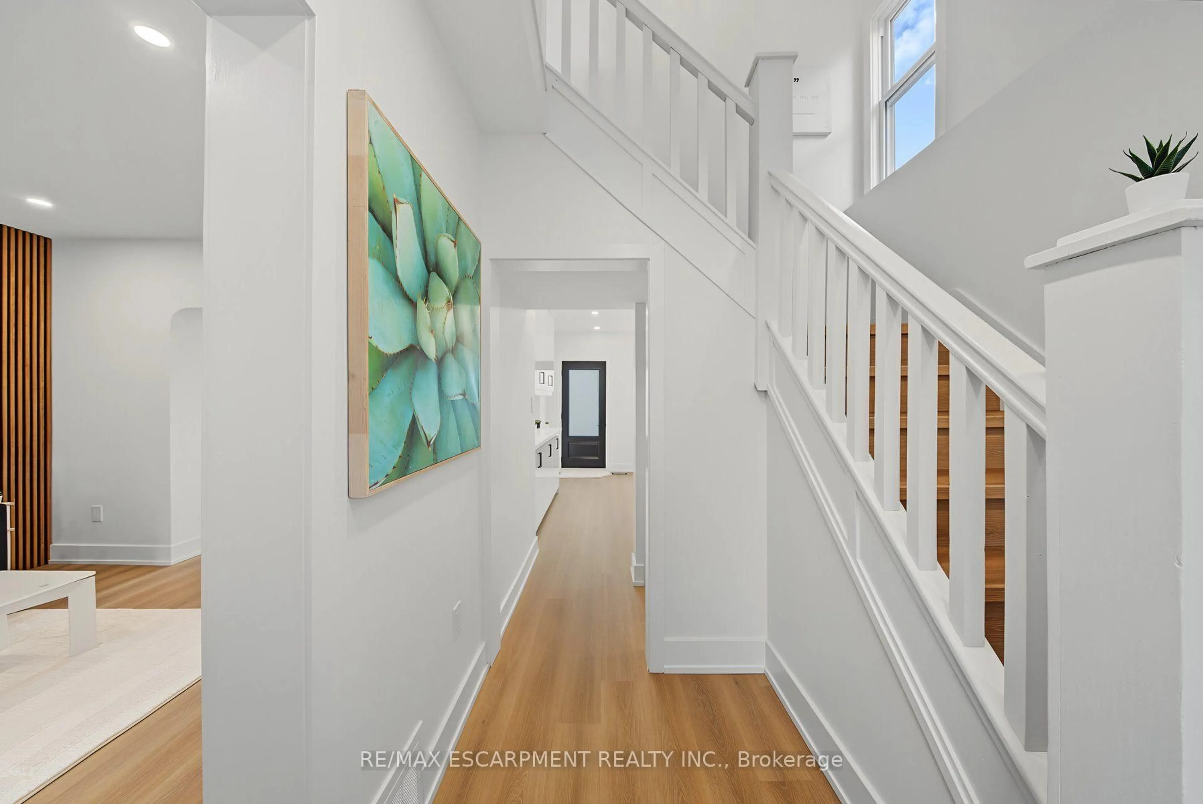 Indoor entryway for 234 Balmoral Ave, Hamilton Ontario L8M 3K7