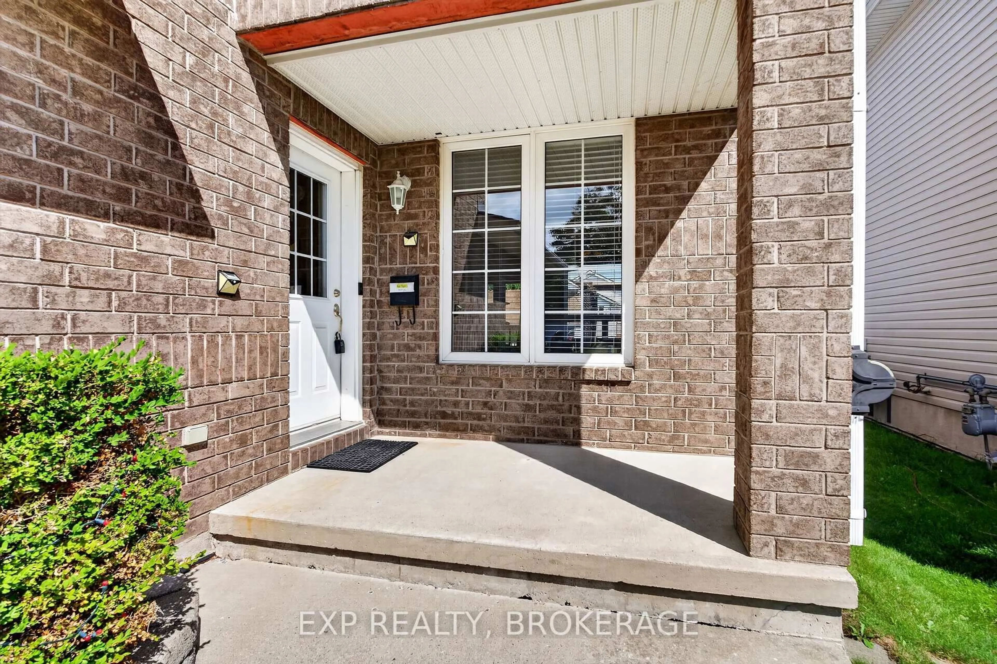 Indoor entryway for 1896 BERRYWOOD Cres, Kingston Ontario K7P 3G4