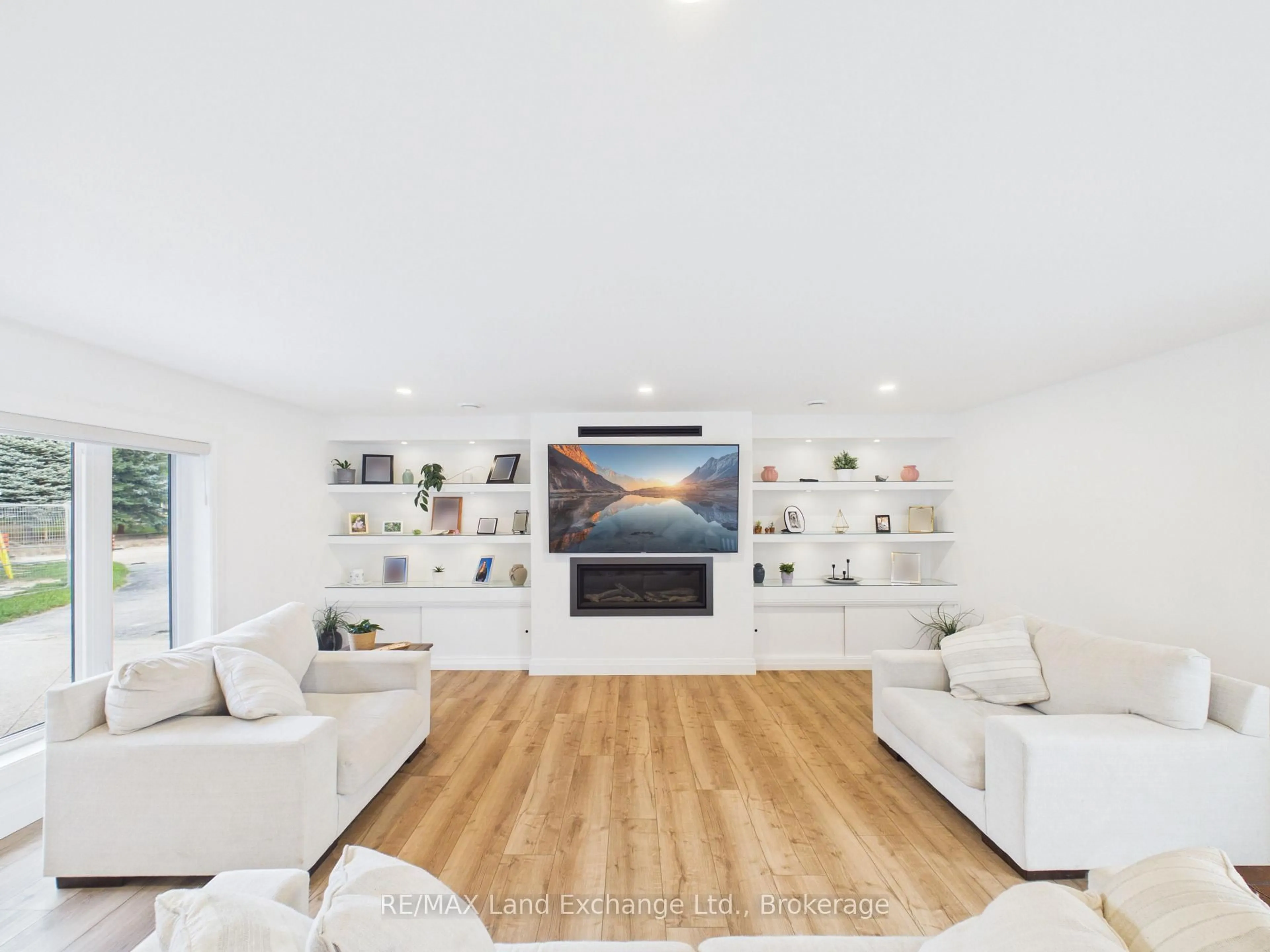 Living room with furniture, wood/laminate floor for 2 Park St, Huron-Kinloss Ontario N0G 2R0