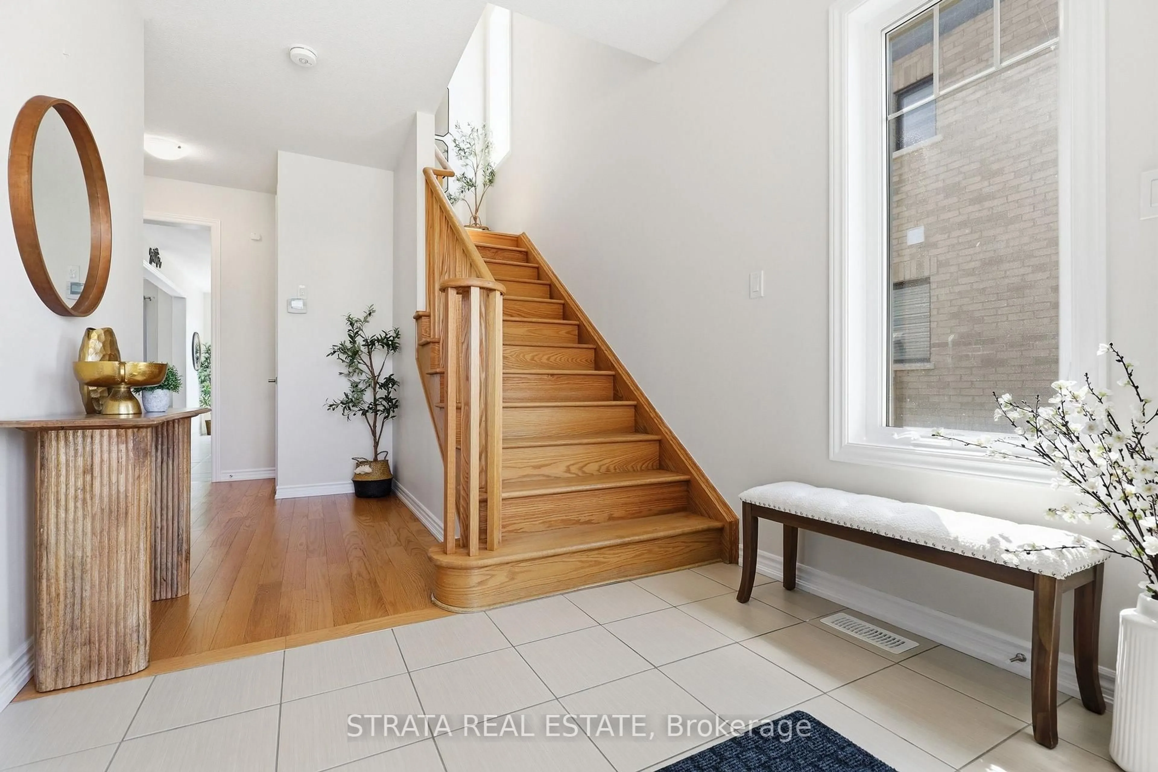 Indoor entryway for 182 Explorer Way, Thorold Ontario L2V 0K3