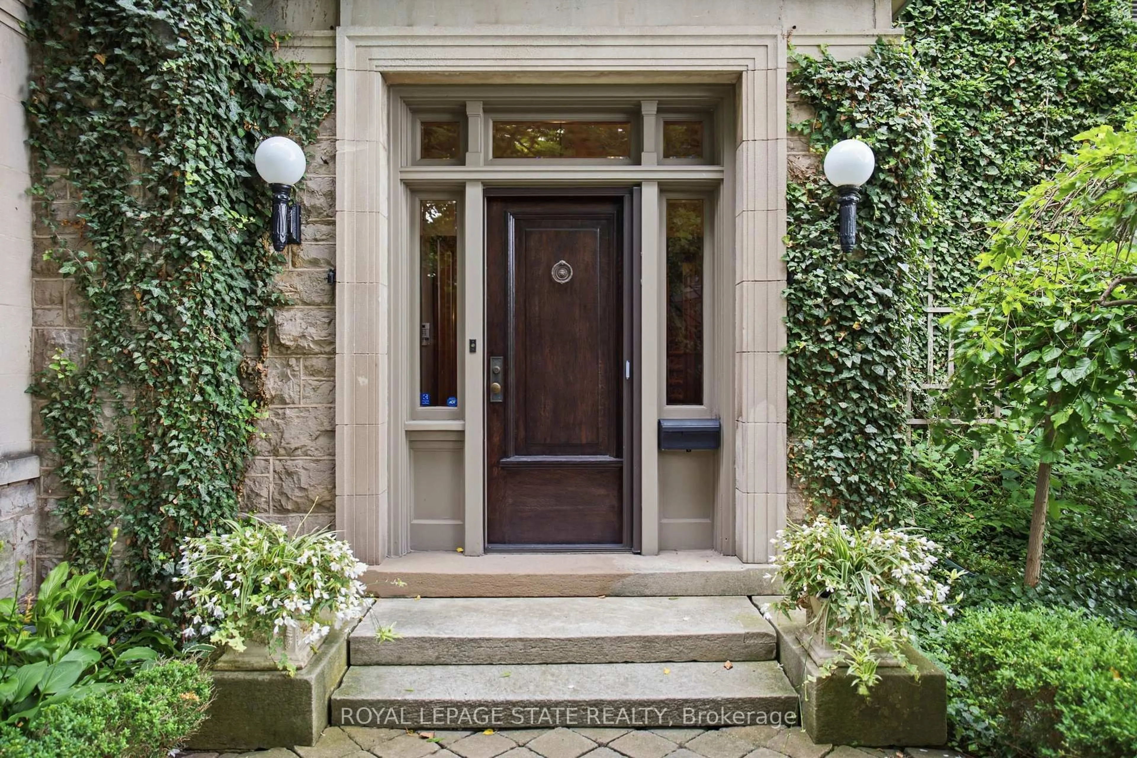 Indoor entryway for 77 Claremont Dr, Hamilton Ontario L9C 3N4