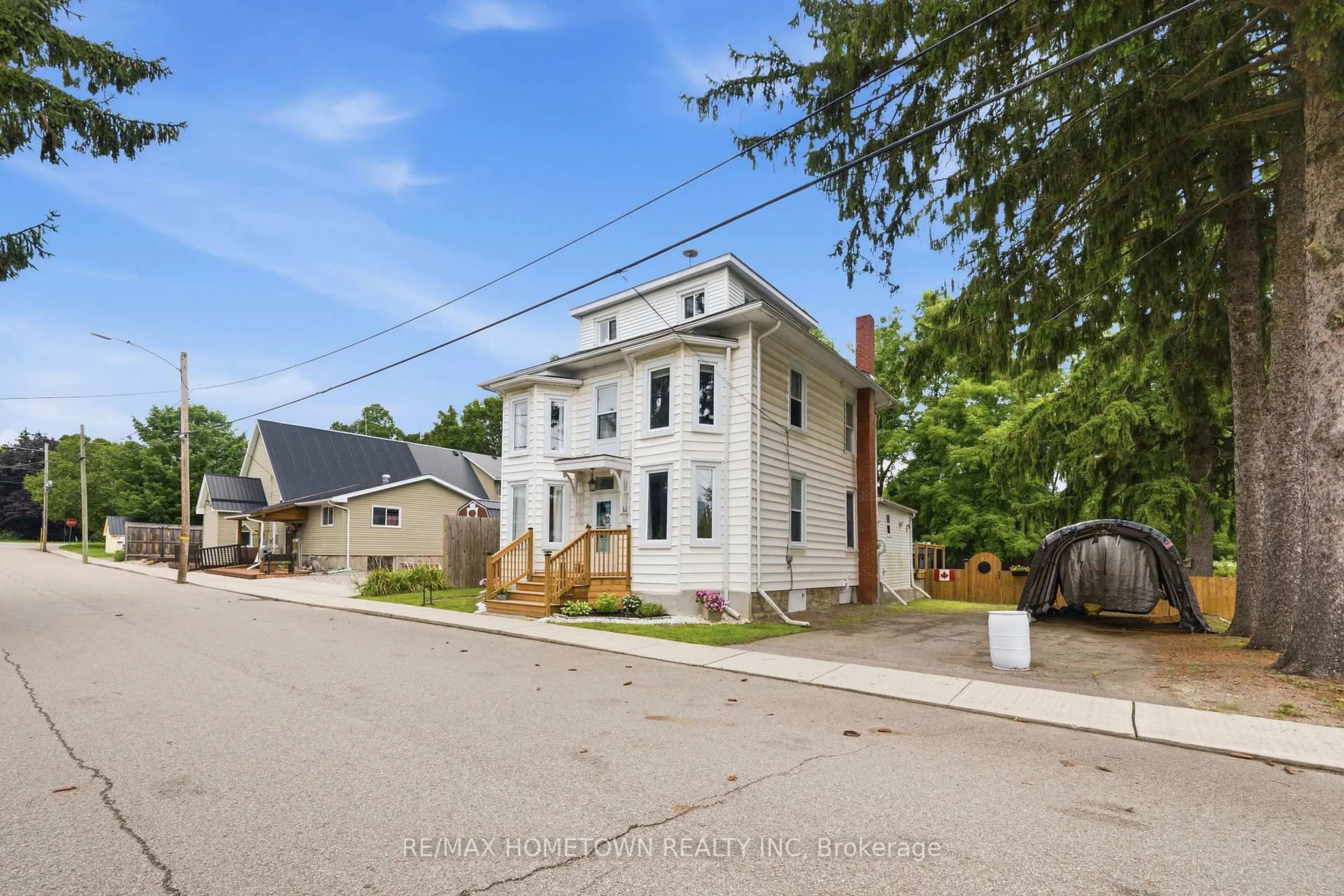 A pic from outside/outdoor area/front of a property/back of a property/a pic from drone, street for 3 Reid St, Athens Ontario K0E 1B0
