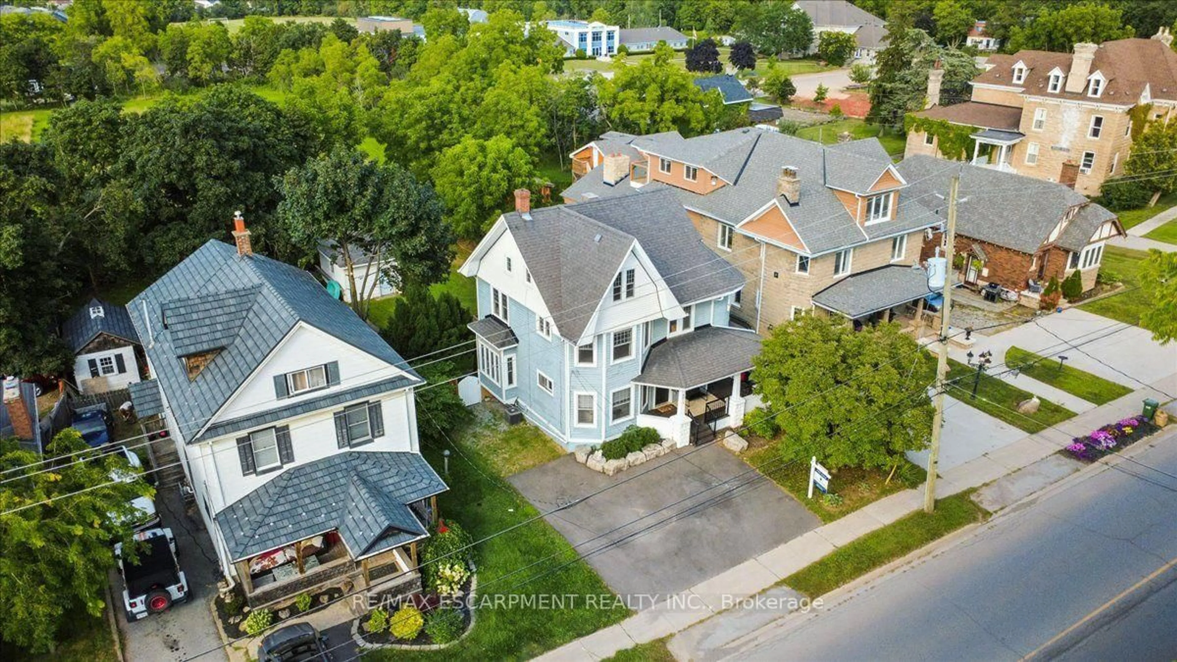 A pic from outside/outdoor area/front of a property/back of a property/a pic from drone, street for 4917 King St, Lincoln Ontario L0R 1B0