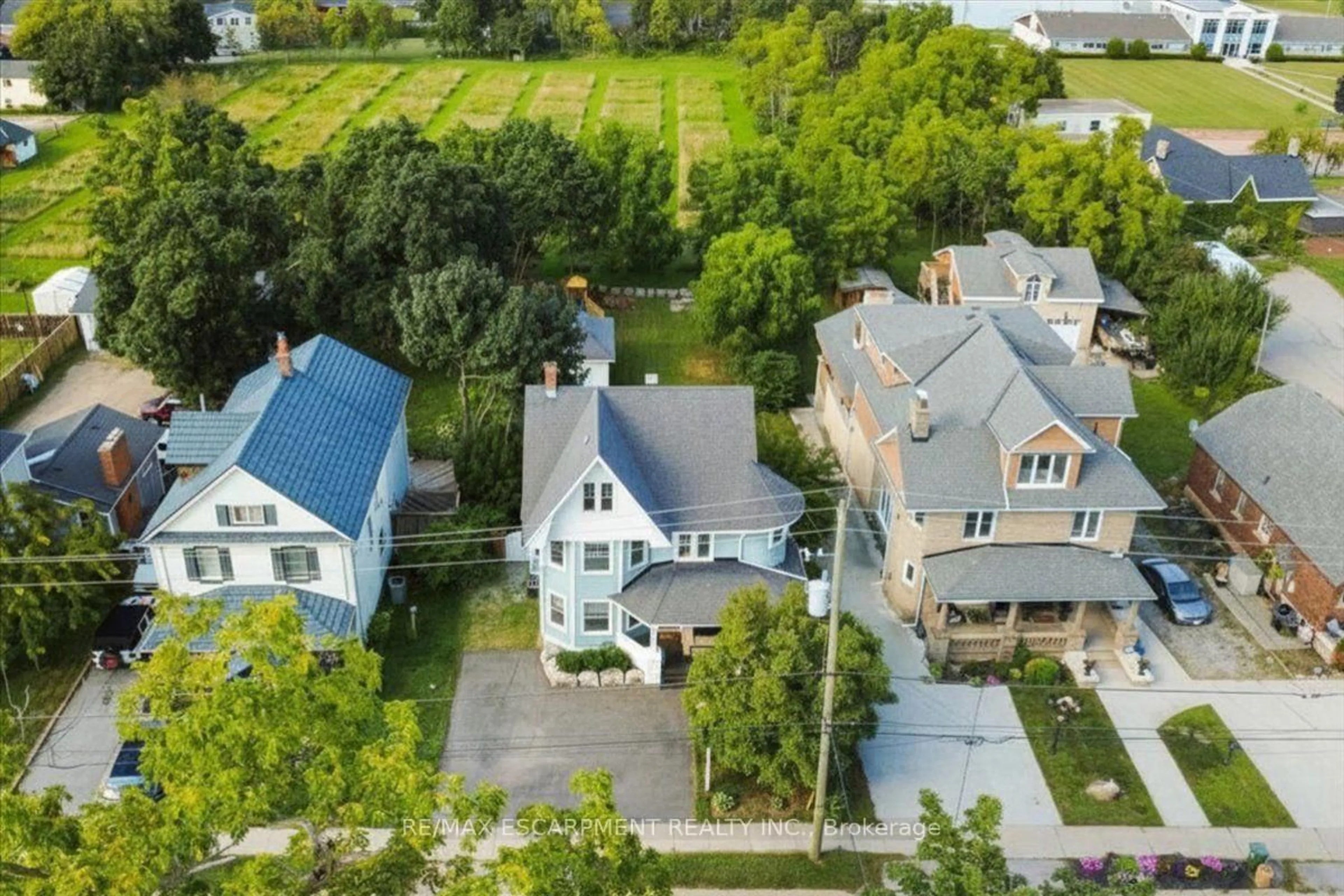 A pic from outside/outdoor area/front of a property/back of a property/a pic from drone, street for 4917 King St, Lincoln Ontario L0R 1B0