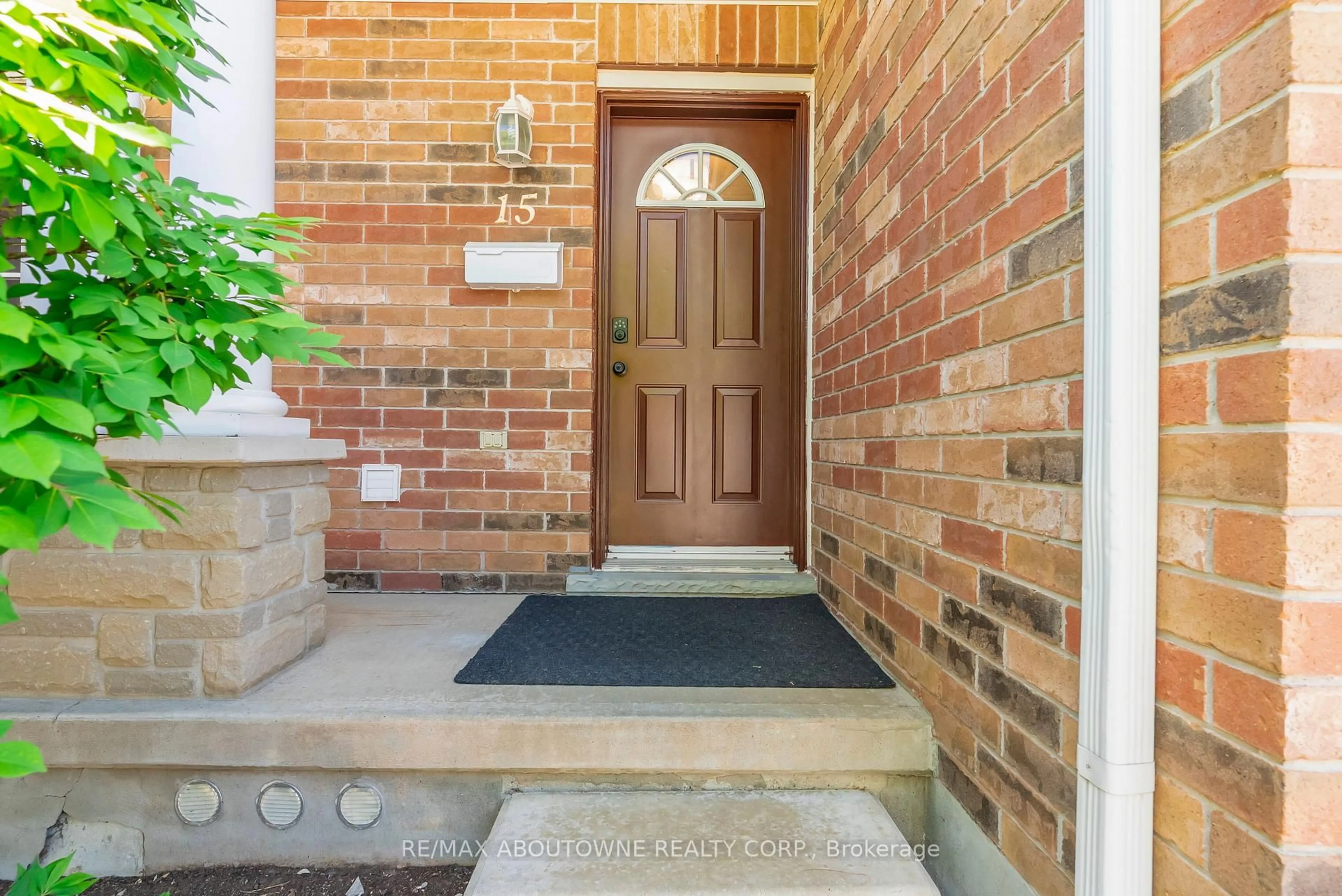 Indoor entryway for 151 Clairfields Dr #15, Guelph Ontario N1L 1P5