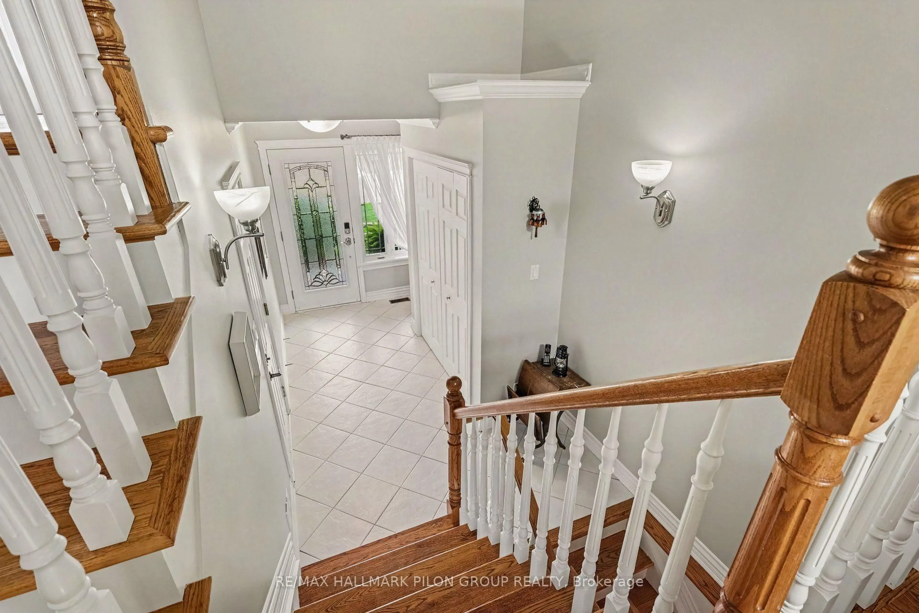 Indoor entryway for 60 Callaway Crt, Orleans Ontario K1C 7S4