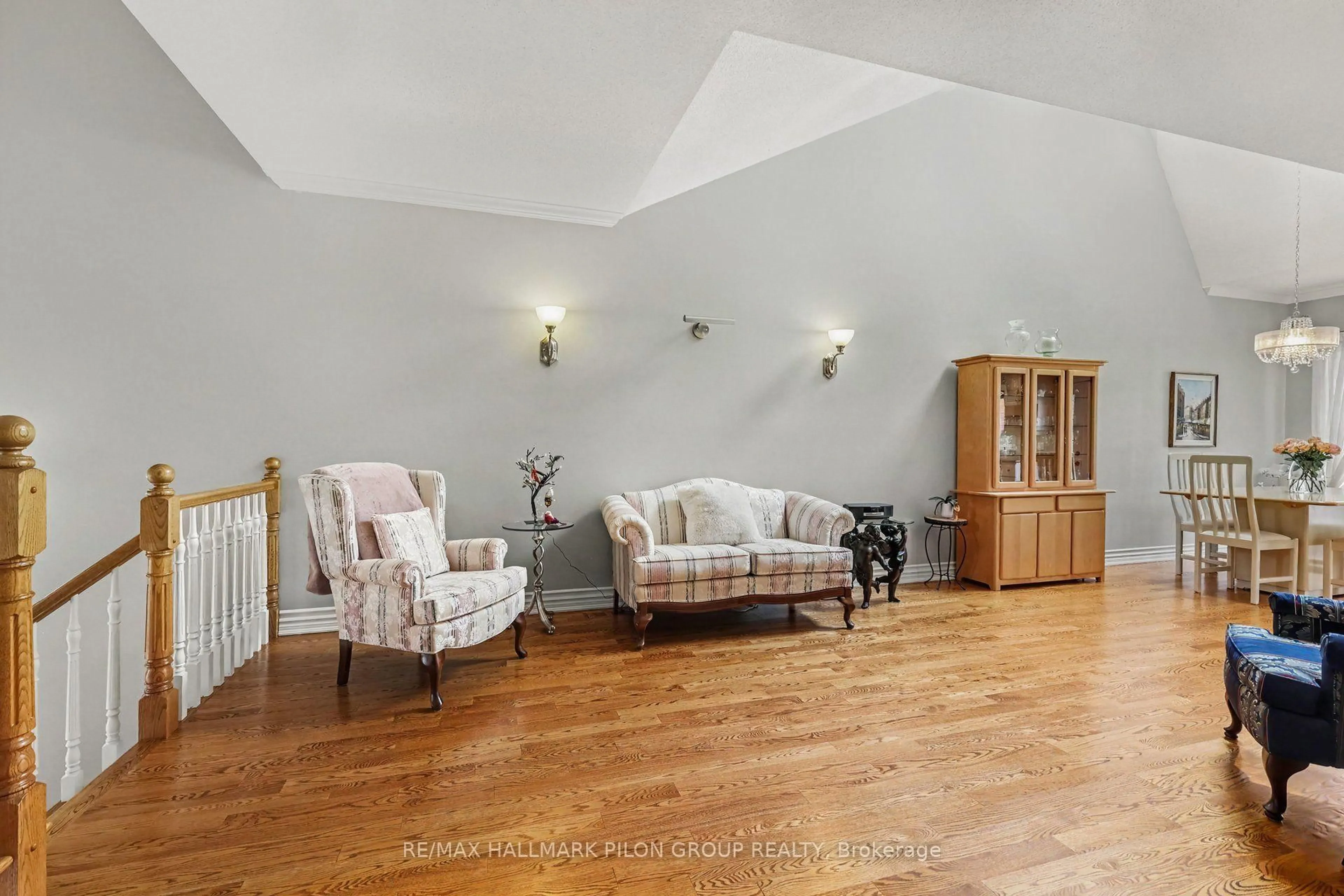 Living room with furniture, wood/laminate floor for 60 Callaway Crt, Orleans Ontario K1C 7S4