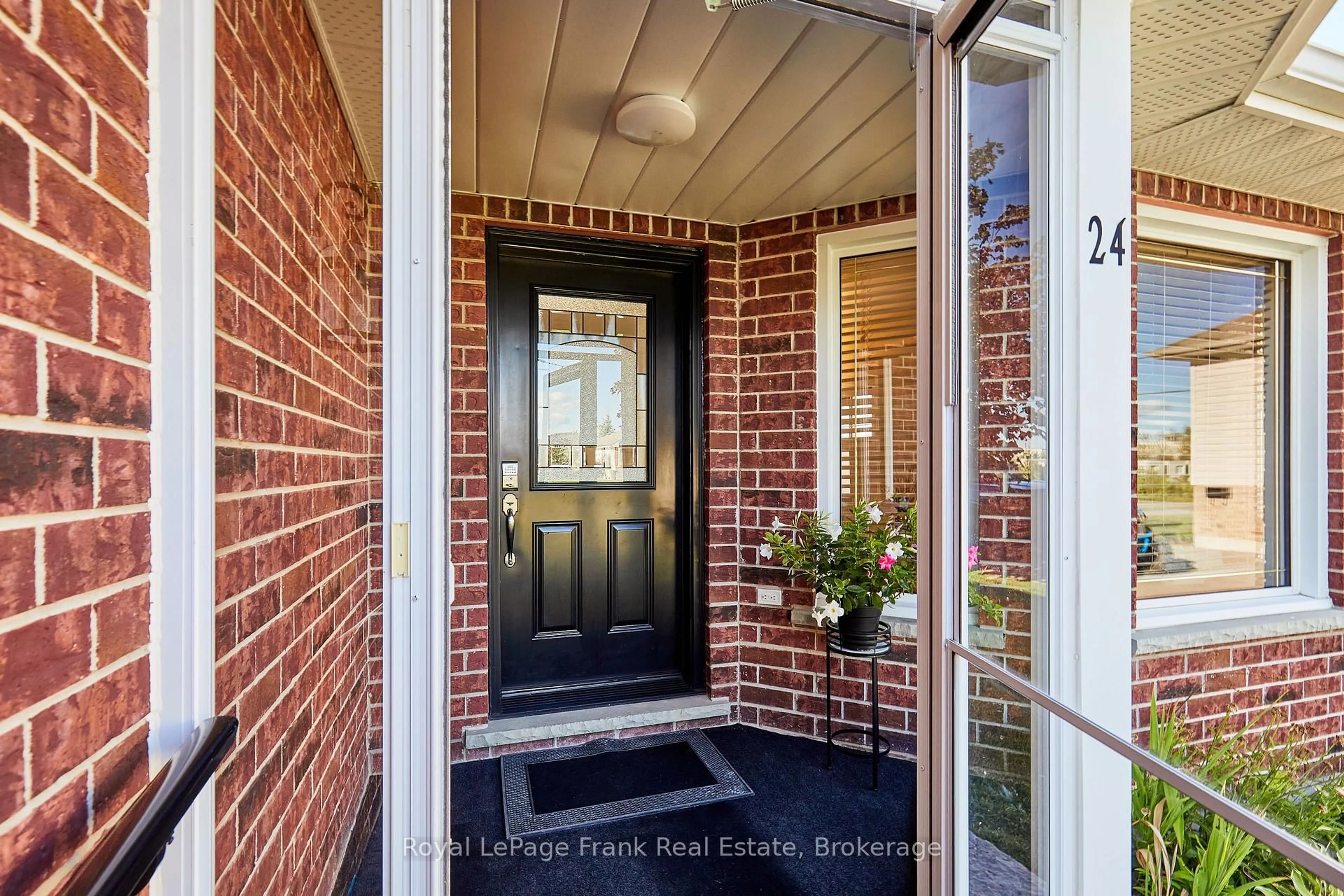 Indoor entryway for 24 Beverly St, Kawartha Lakes Ontario K9V 4Y7