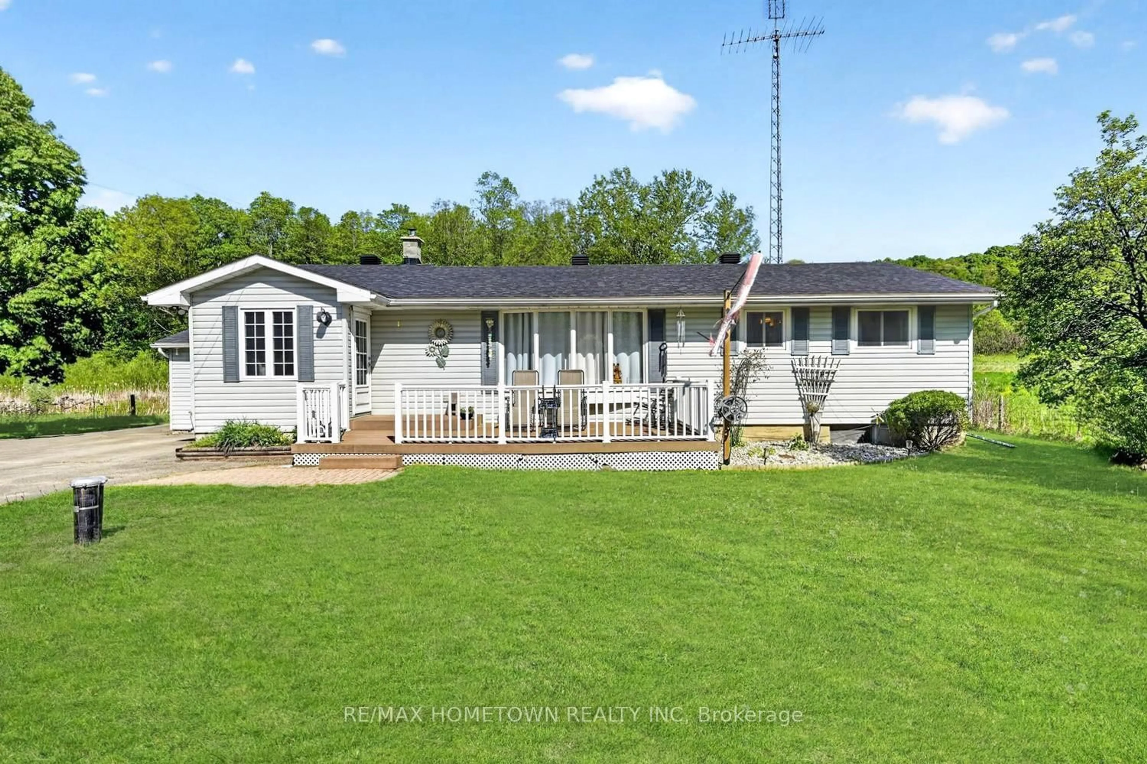 A pic from outside/outdoor area/front of a property/back of a property/a pic from drone, unknown for 1404 Hallecks Rd, Elizabethtown-Kitley Ontario K6V 5T3