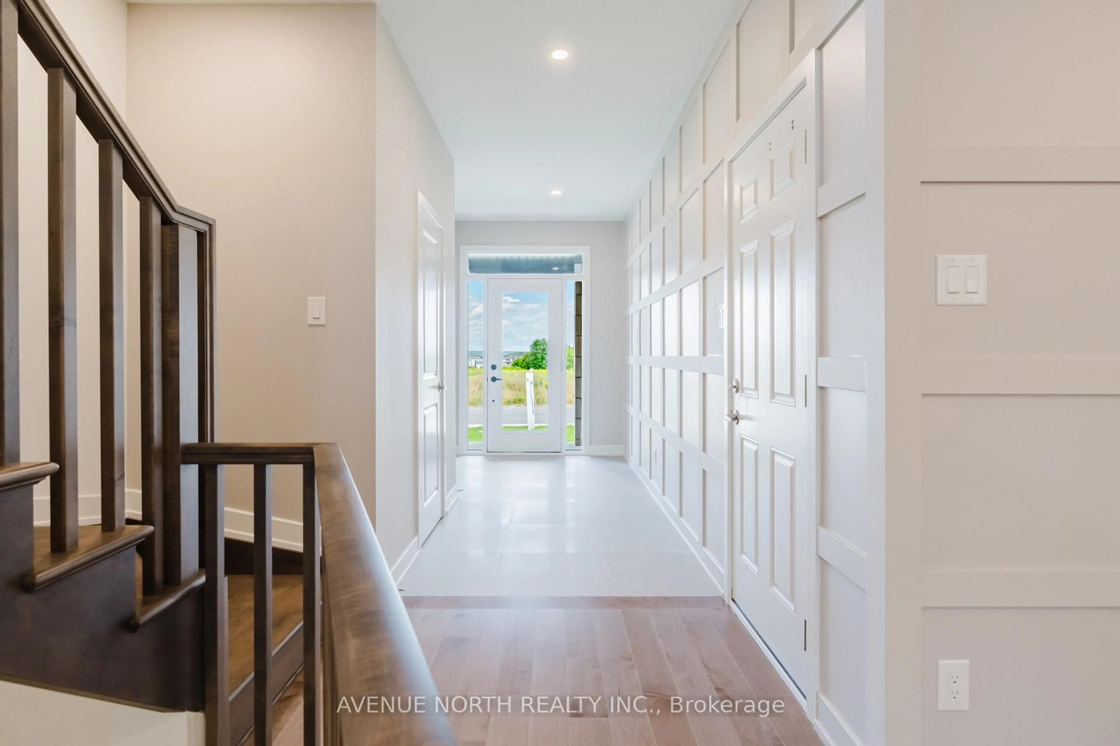 Indoor entryway for 1200 Spoor St, Kanata Ontario K2W 0N5