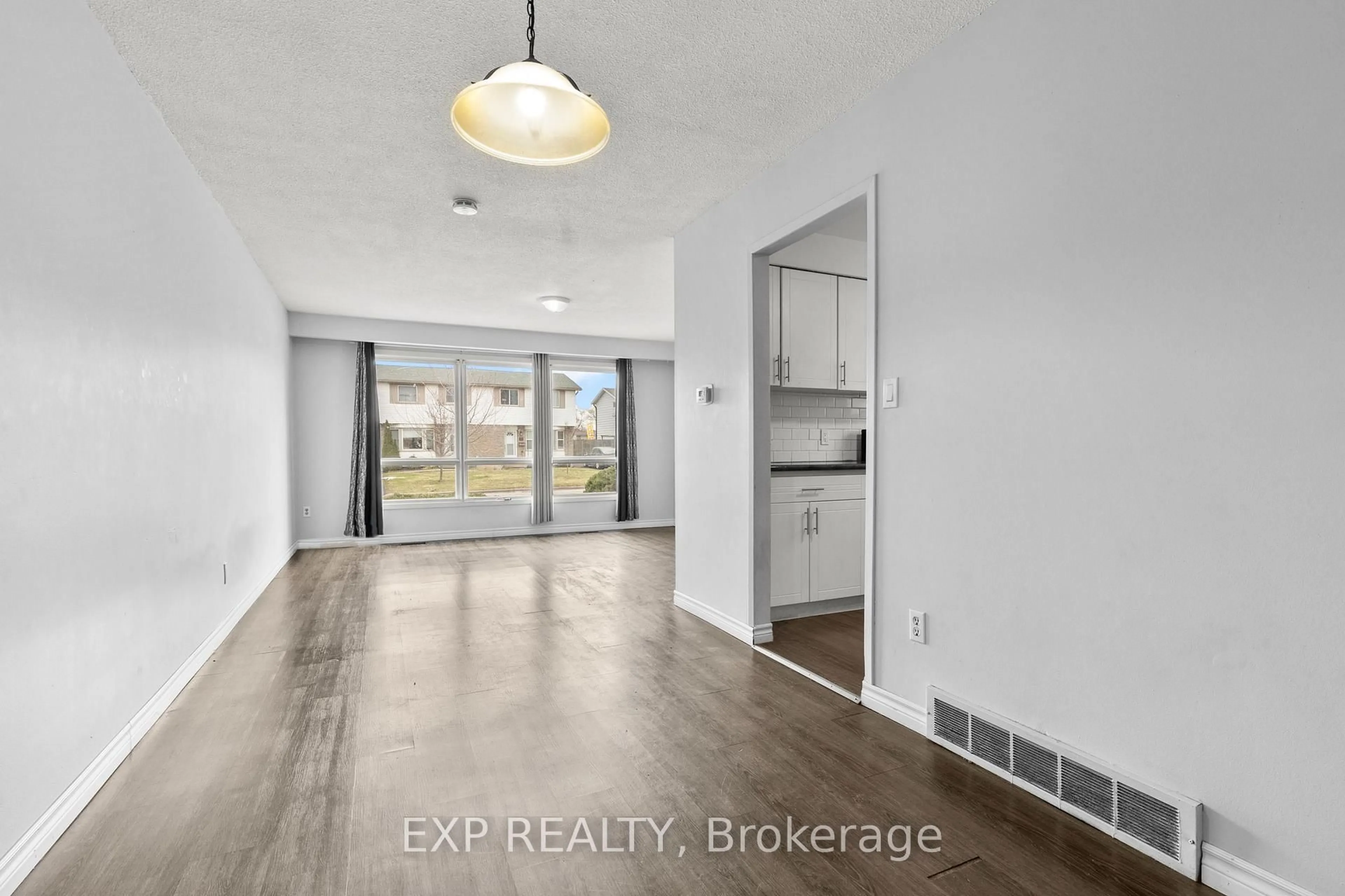 Indoor entryway for 20 Canterbury Dr, St. Catharines Ontario L2P 3M7