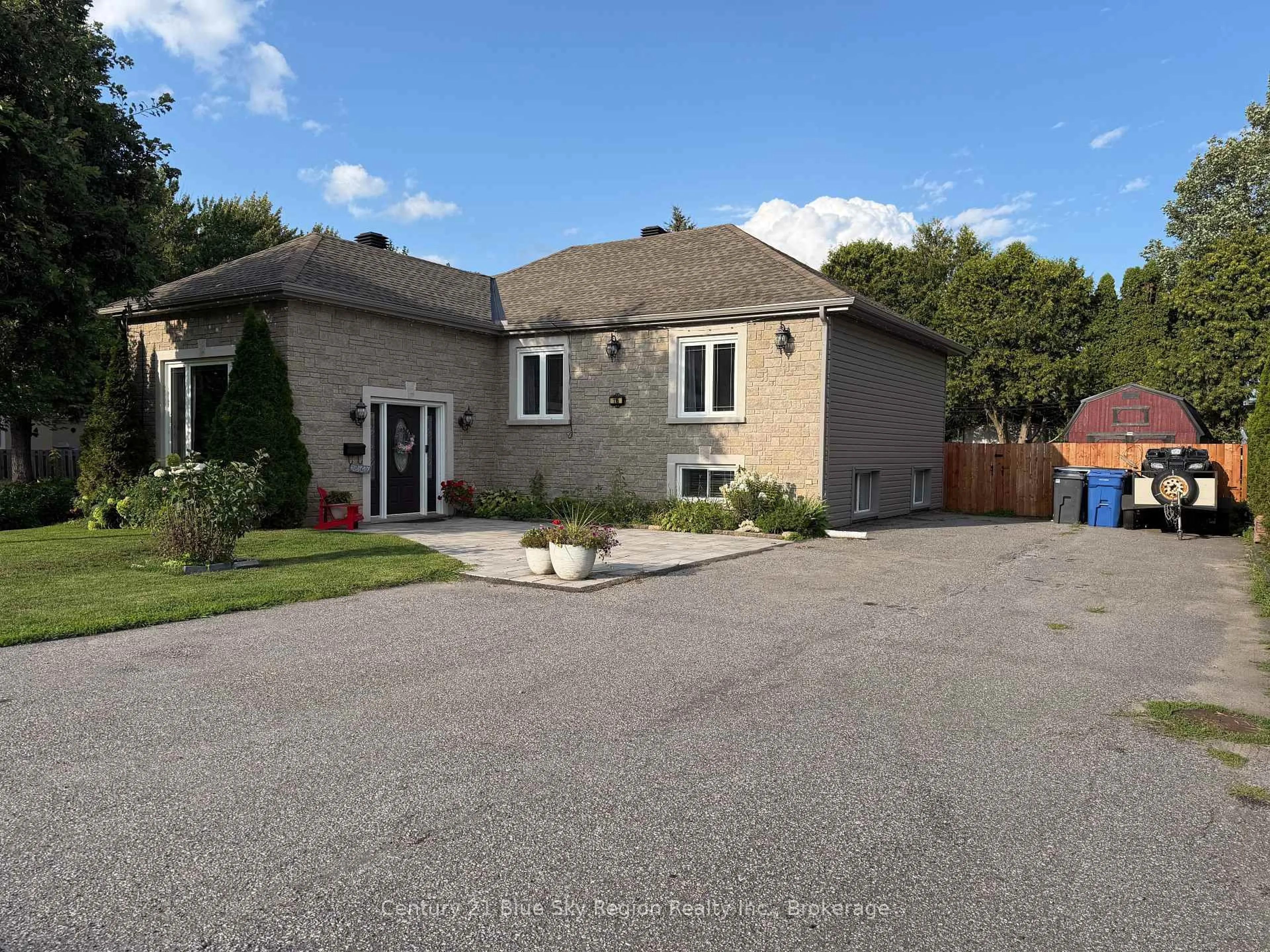 A pic from outside/outdoor area/front of a property/back of a property/a pic from drone, street for 116 CAMPBELL Ave, North Bay Ontario P1A 1V9