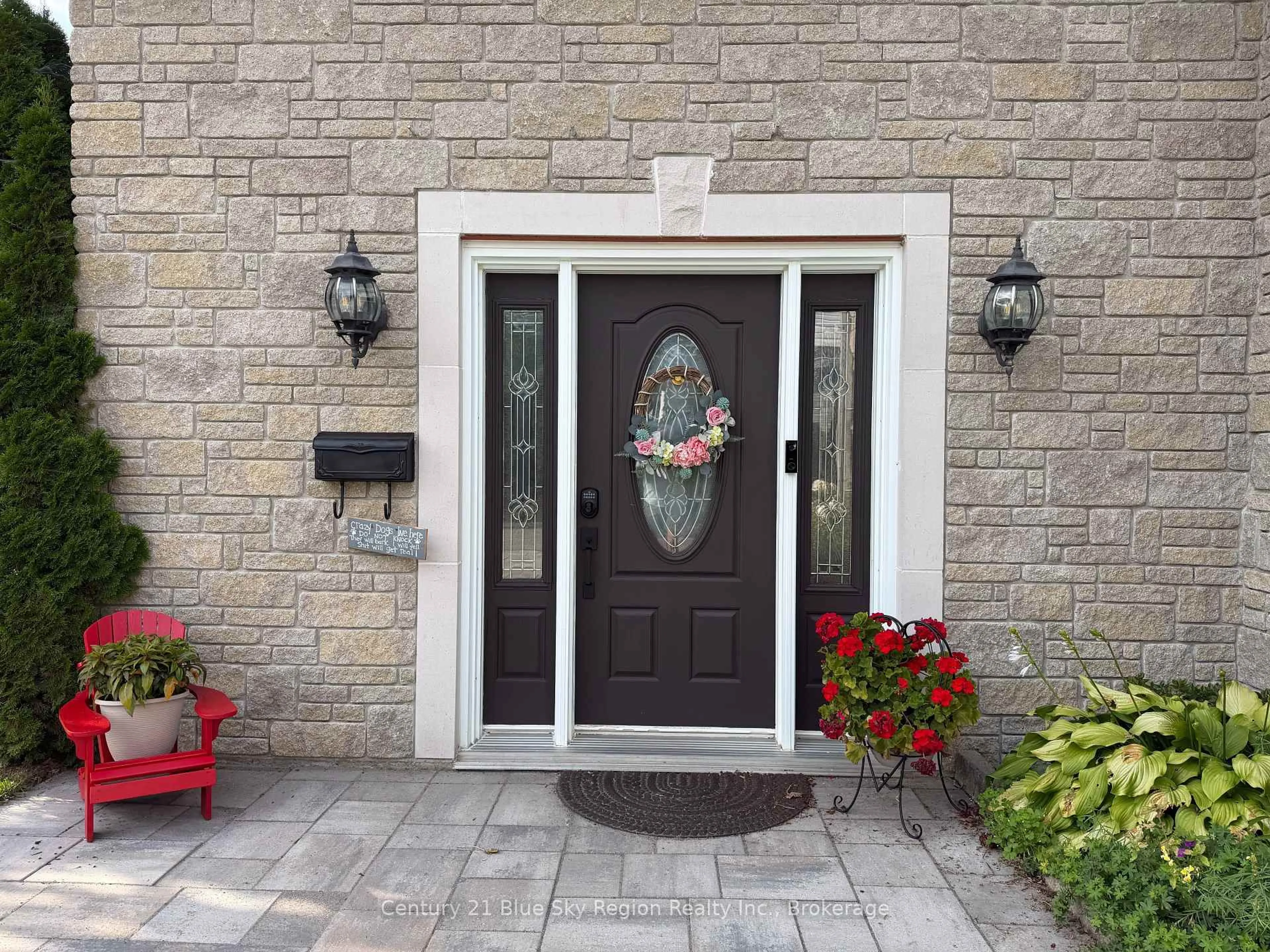 Indoor entryway for 116 CAMPBELL Ave, North Bay Ontario P1A 1V9