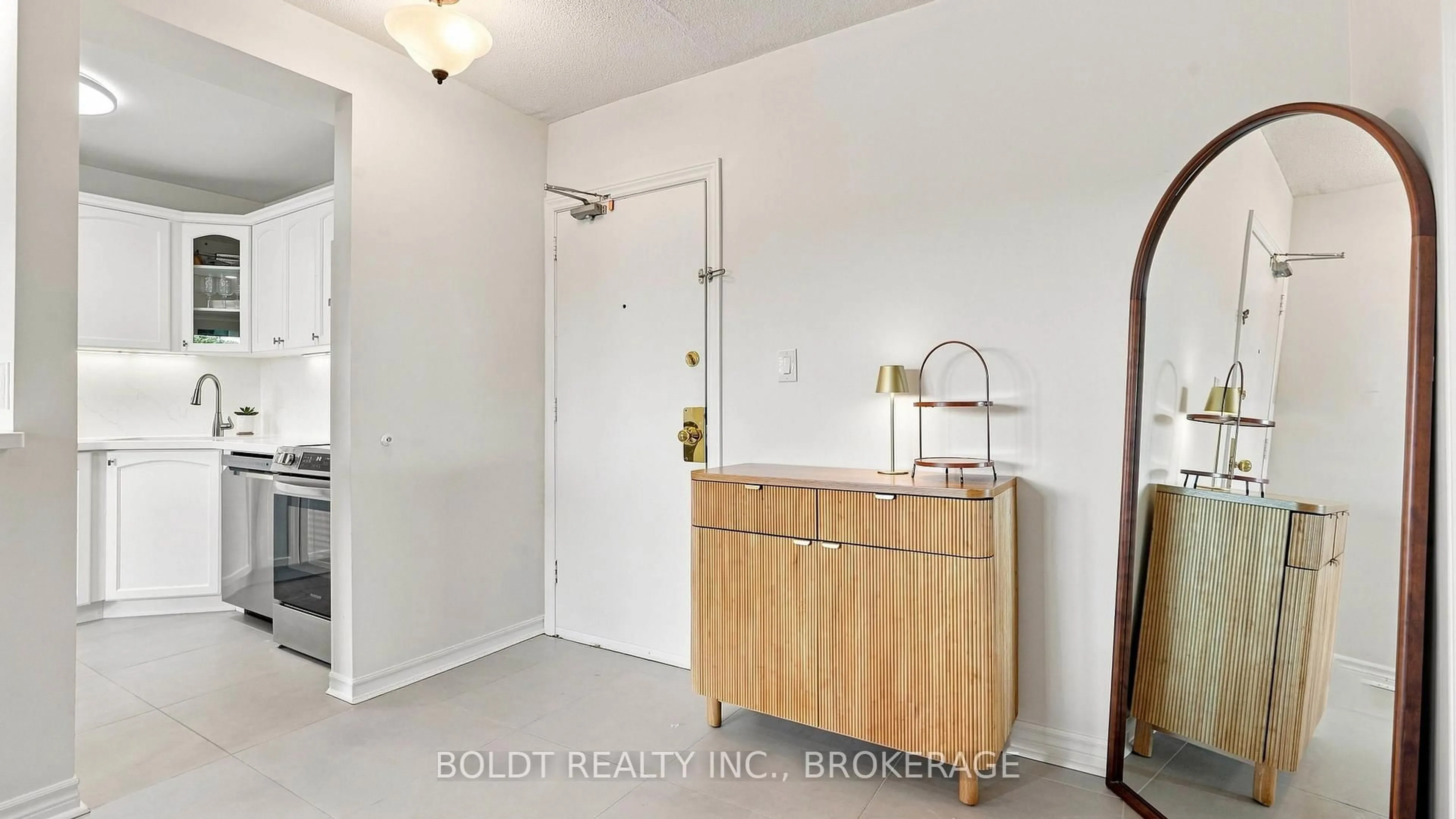 Indoor entryway for 264 Oakdale Ave #307, St. Catharines Ontario L2P 2K4
