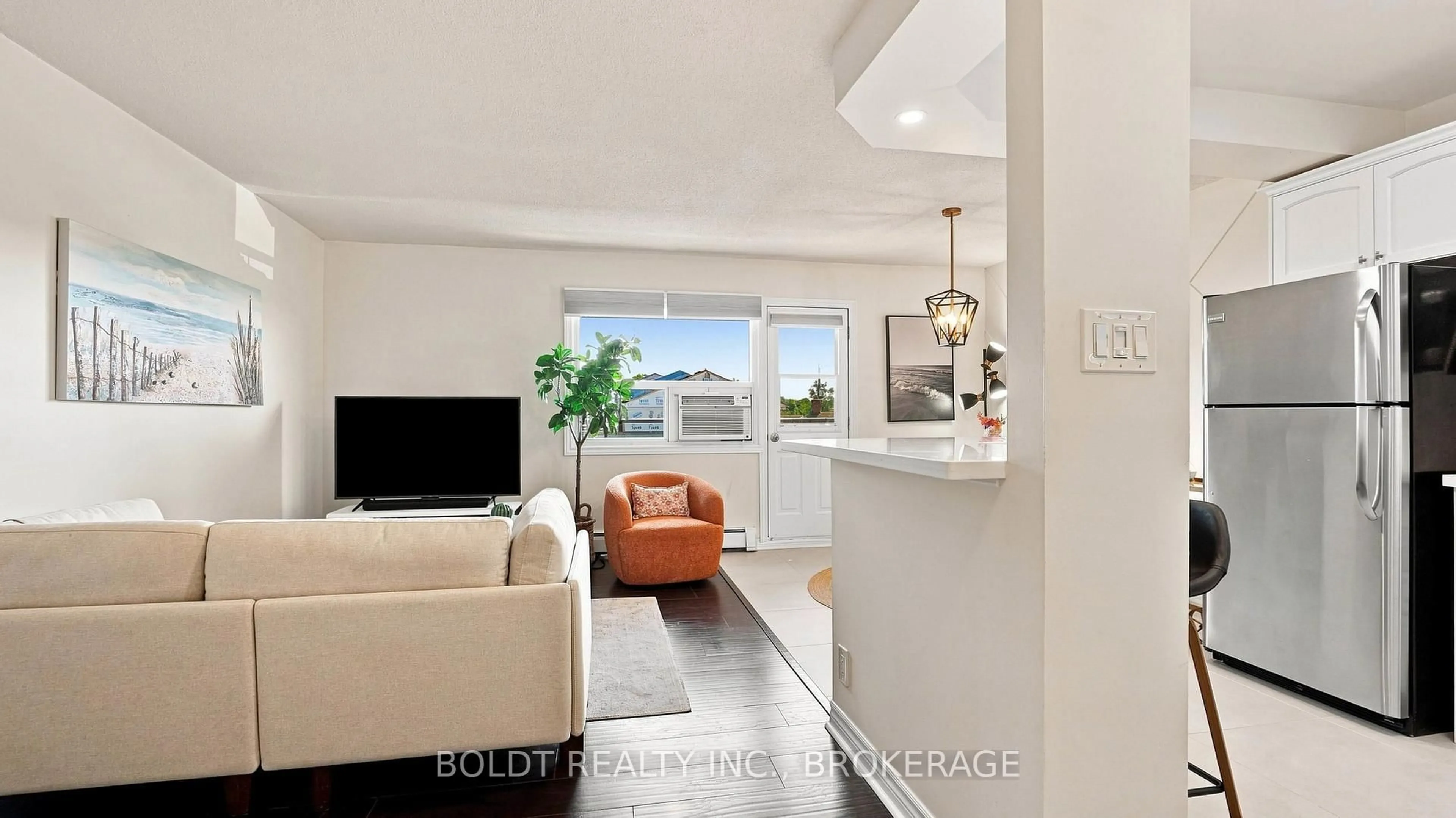 Living room with furniture, unknown for 264 Oakdale Ave #307, St. Catharines Ontario L2P 2K4