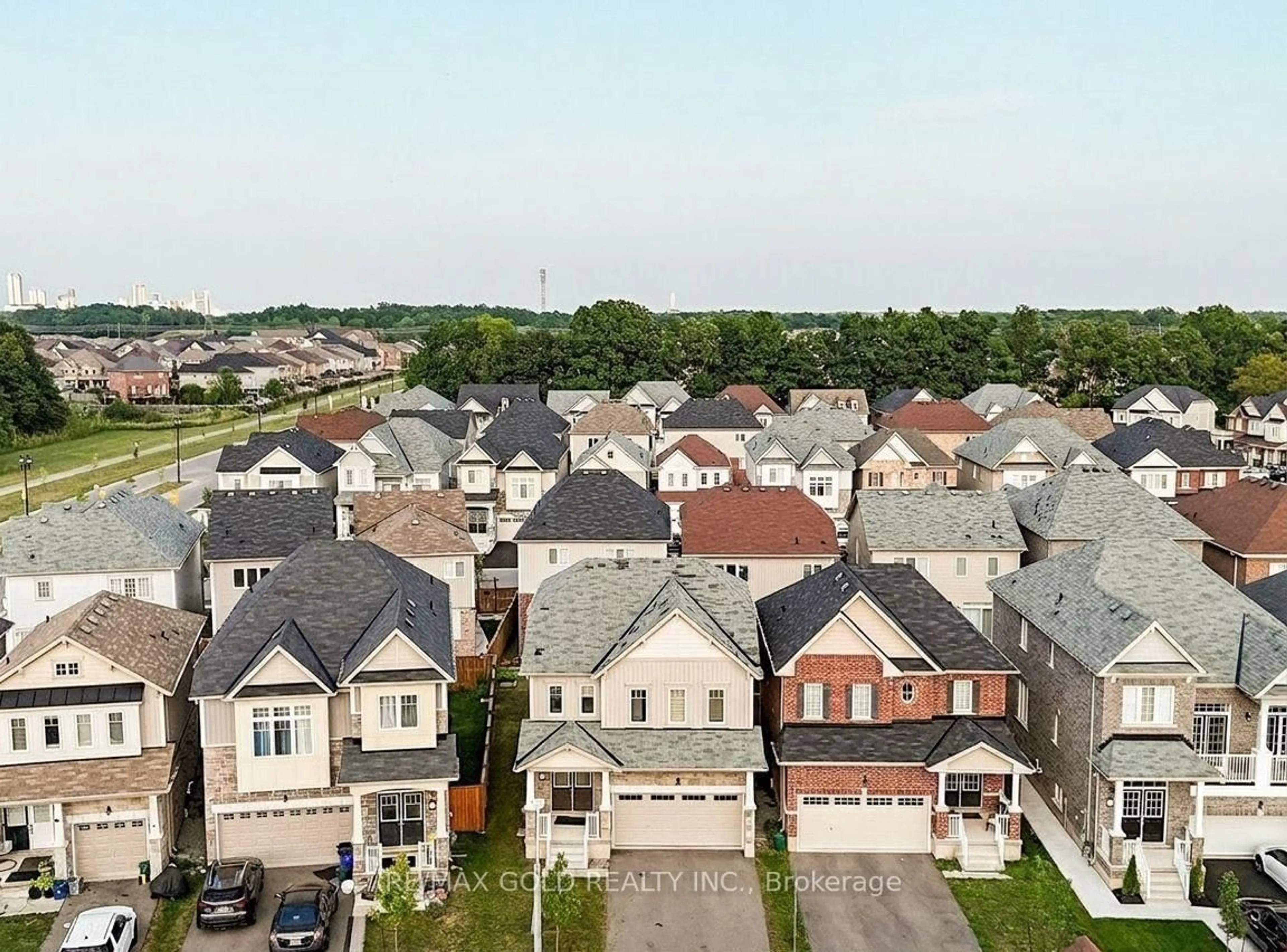 A pic from outside/outdoor area/front of a property/back of a property/a pic from drone, city buildings view from balcony for 8005 Odell Cres, Niagara Falls Ontario L2H 3R7