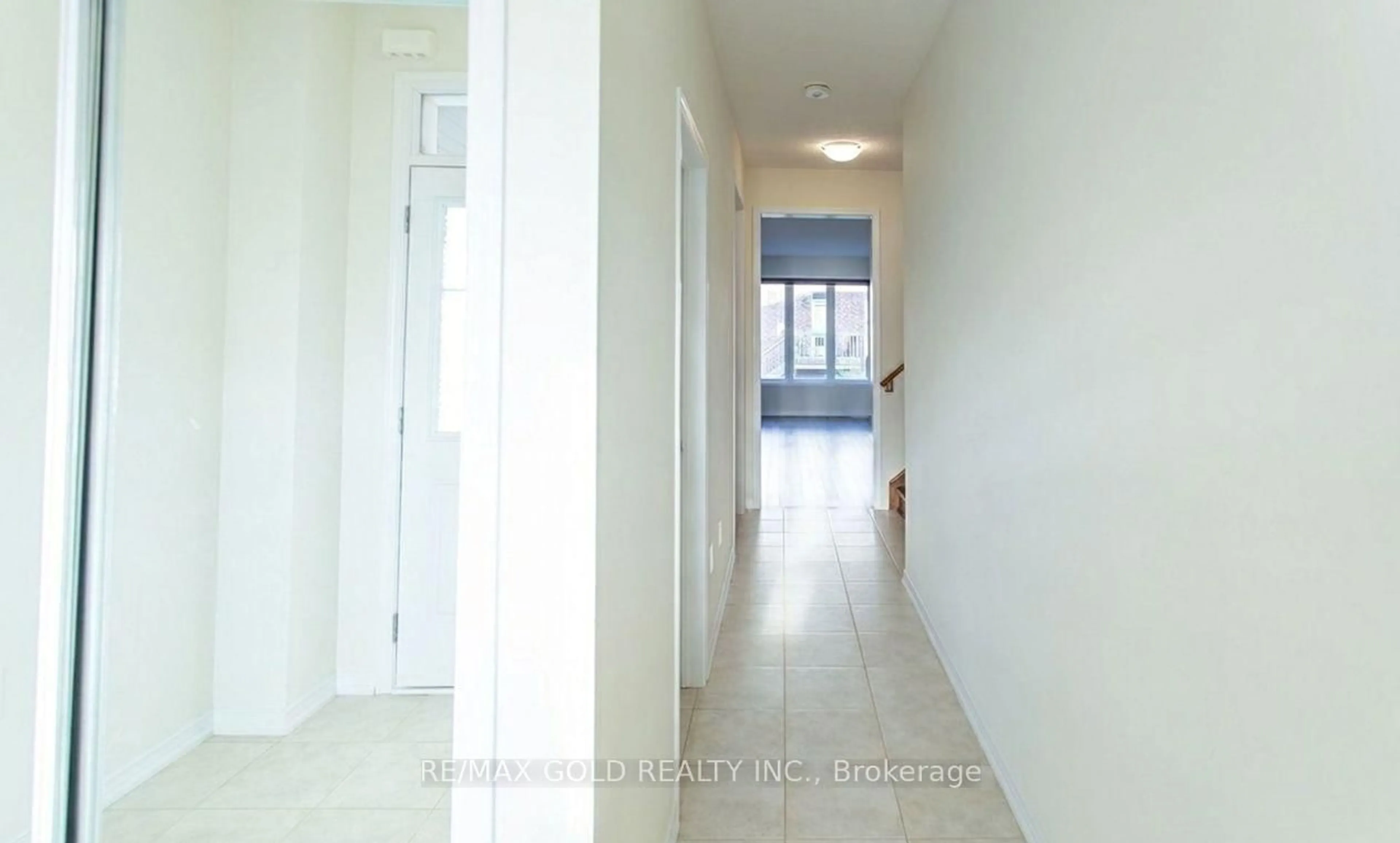 Indoor foyer for 8005 Odell Cres, Niagara Falls Ontario L2H 3R7