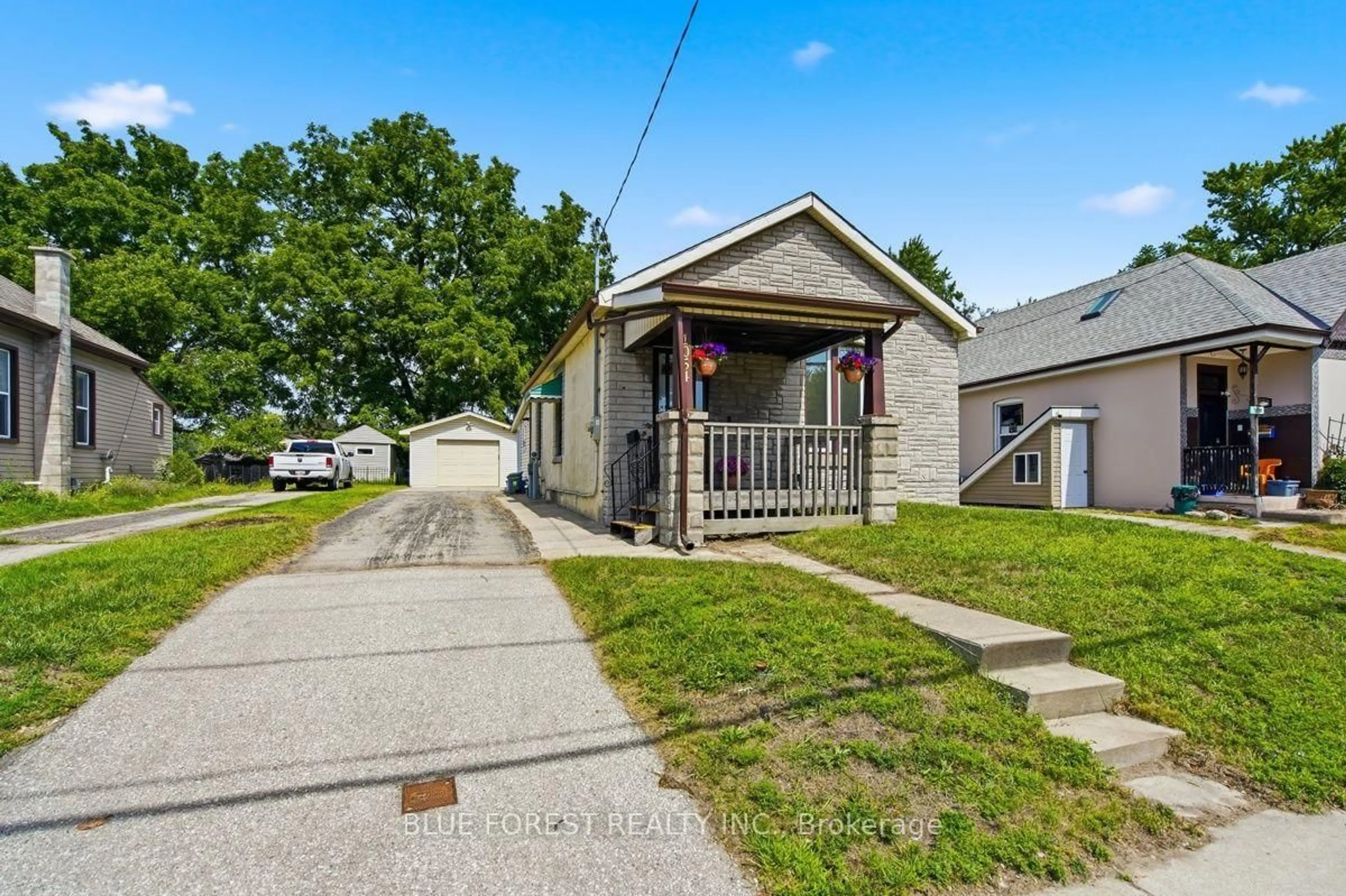 A pic from outside/outdoor area/front of a property/back of a property/a pic from drone, street for 1054 FLORENCE St, London East Ontario N5W 2M8