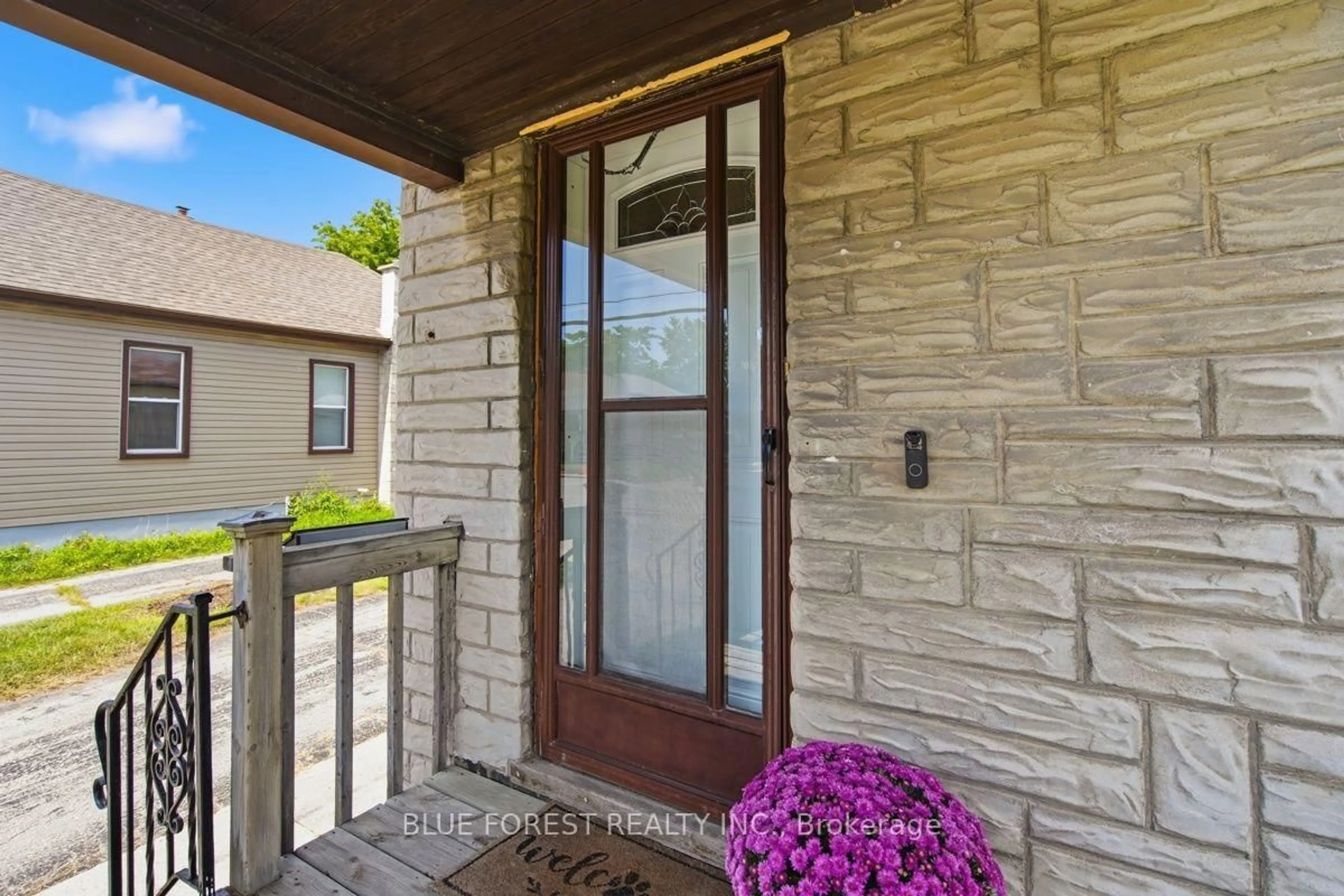 Indoor entryway for 1054 FLORENCE St, London East Ontario N5W 2M8