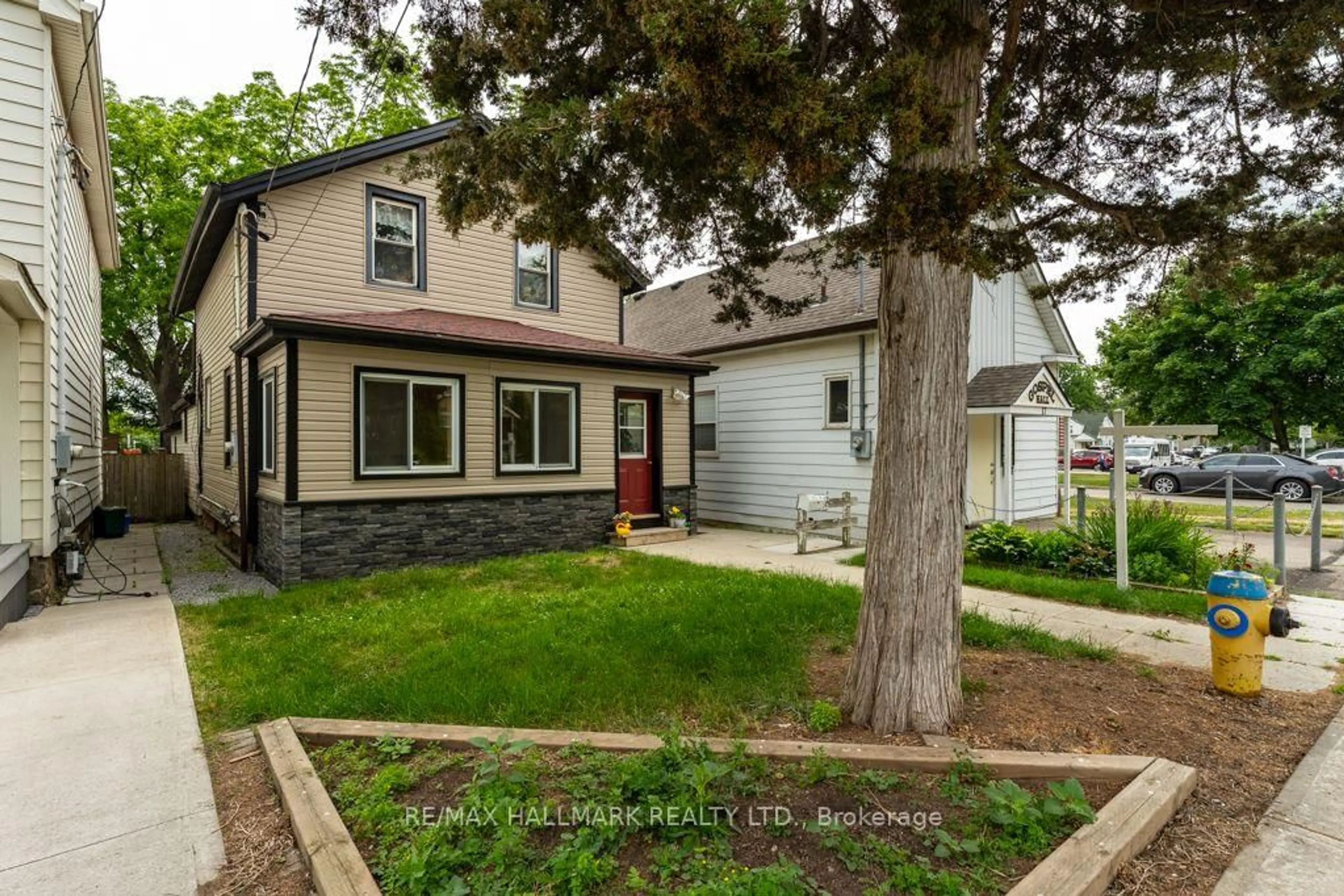 Home with brick exterior material, street for 15 Adelaide St, Grimsby Ontario L3M 1X2