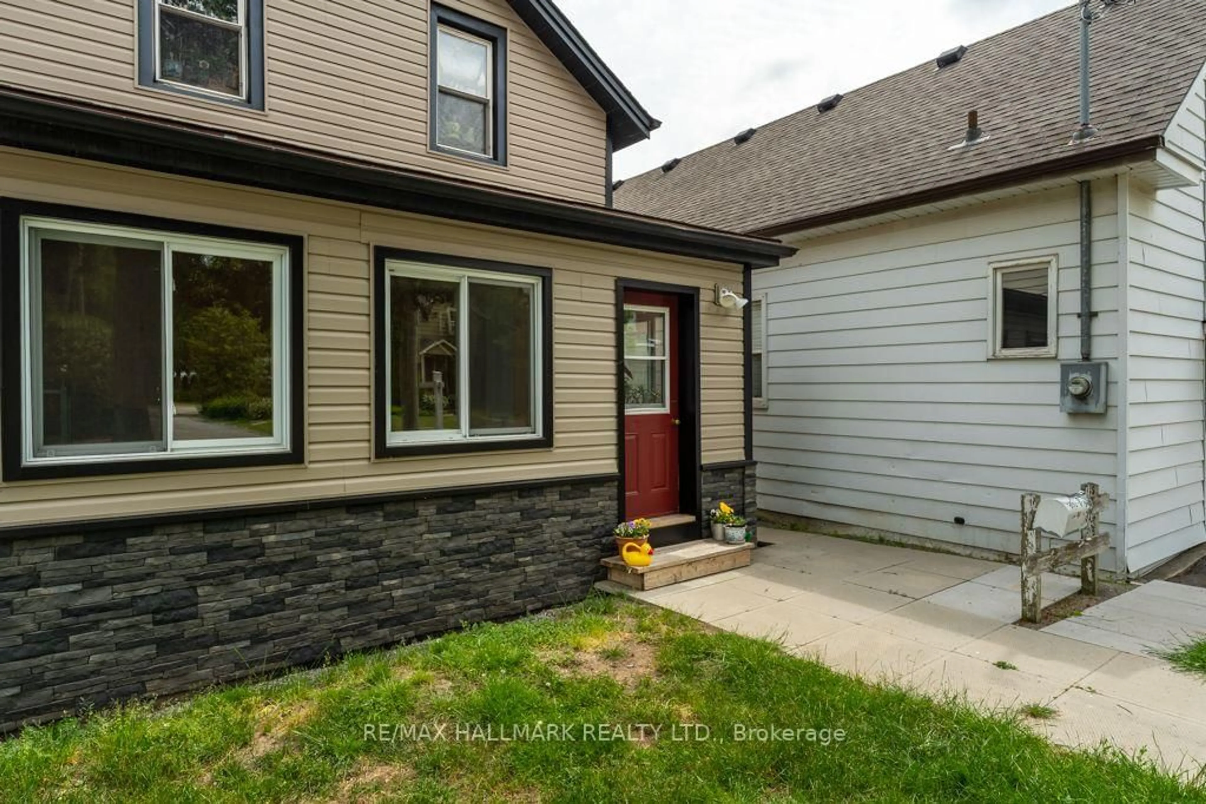 Home with vinyl exterior material, street for 15 Adelaide St, Grimsby Ontario L3M 1X2