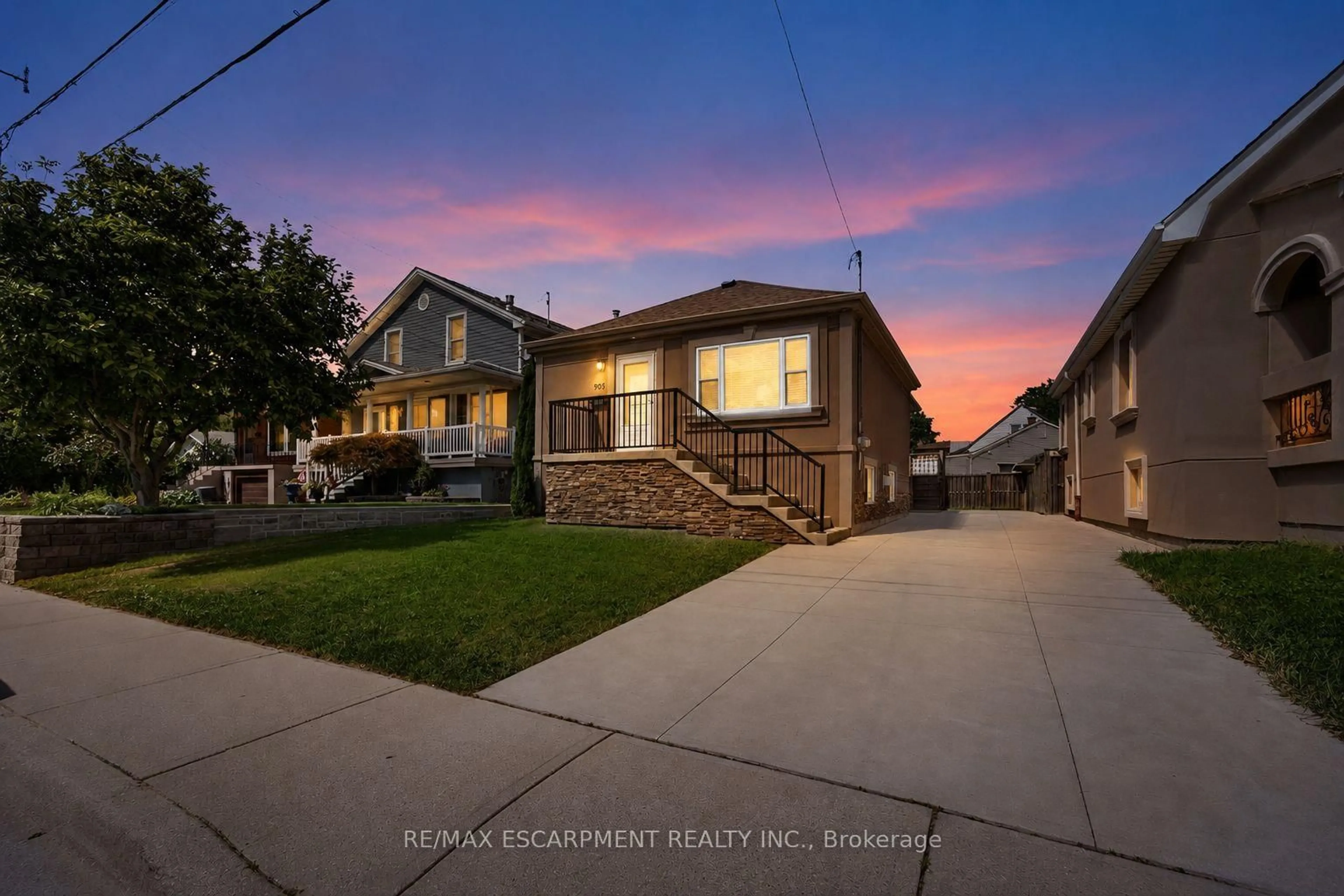 A pic from outside/outdoor area/front of a property/back of a property/a pic from drone, street for 105 Munn St, Hamilton Ontario L8V 1K5