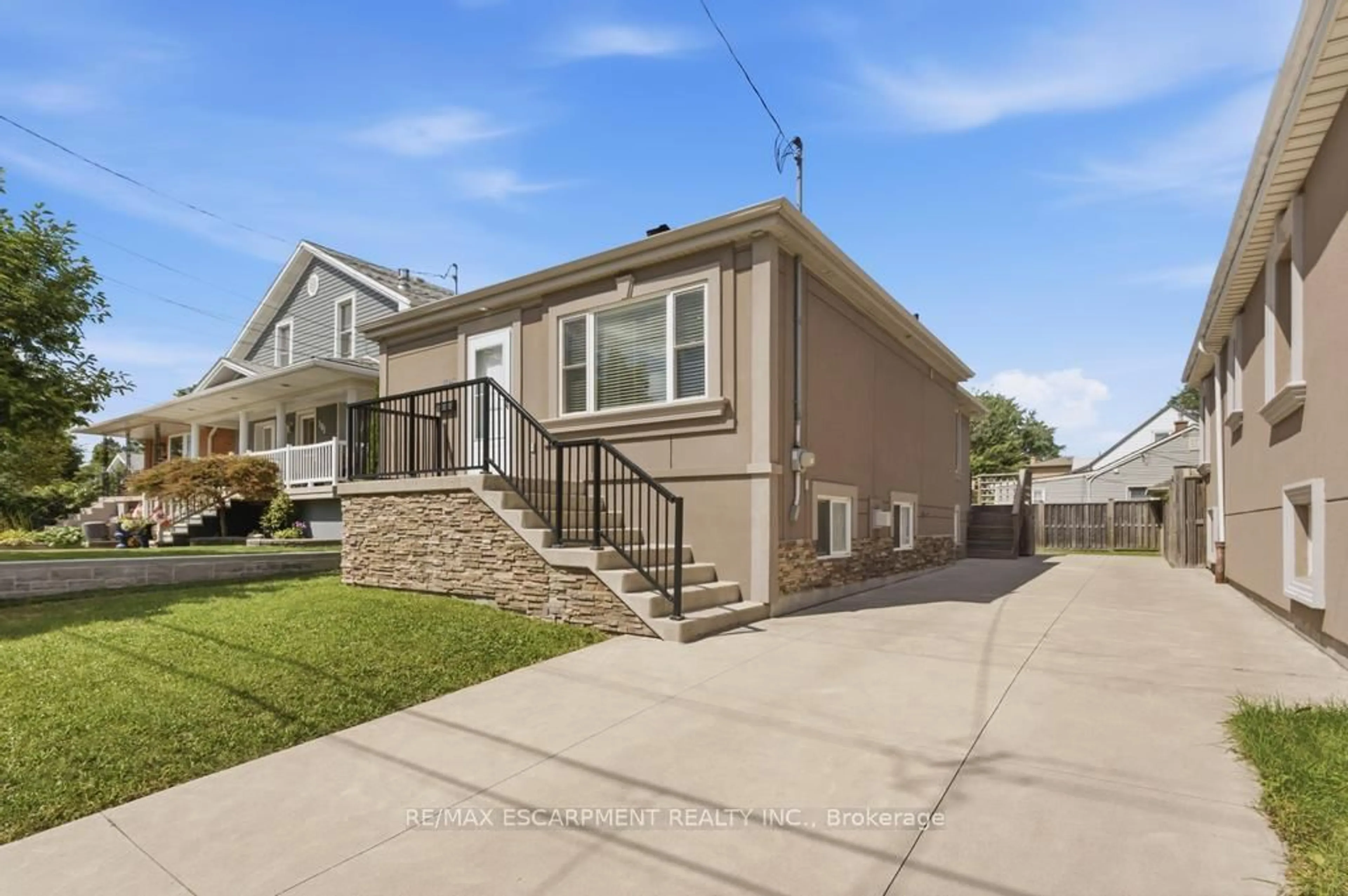Home with vinyl exterior material, street for 105 Munn St, Hamilton Ontario L8V 1K5