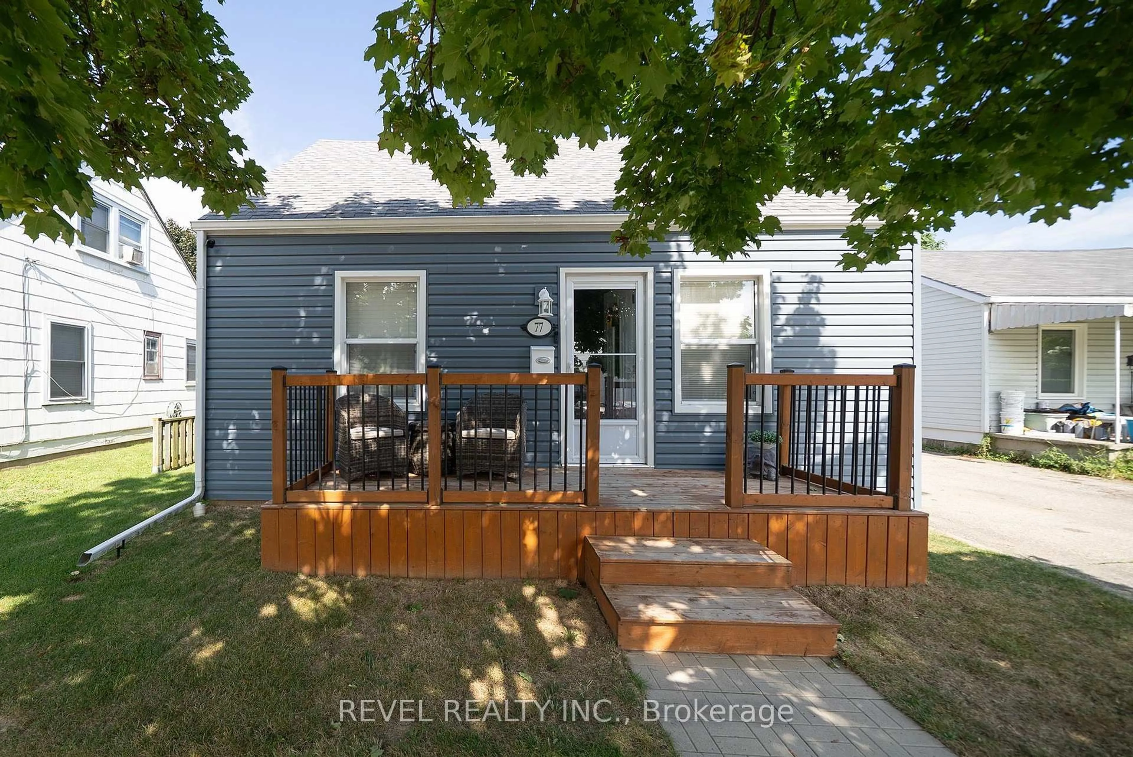 Home with vinyl exterior material, street for 77 Eighth Ave, Brantford Ontario N3S 1C4