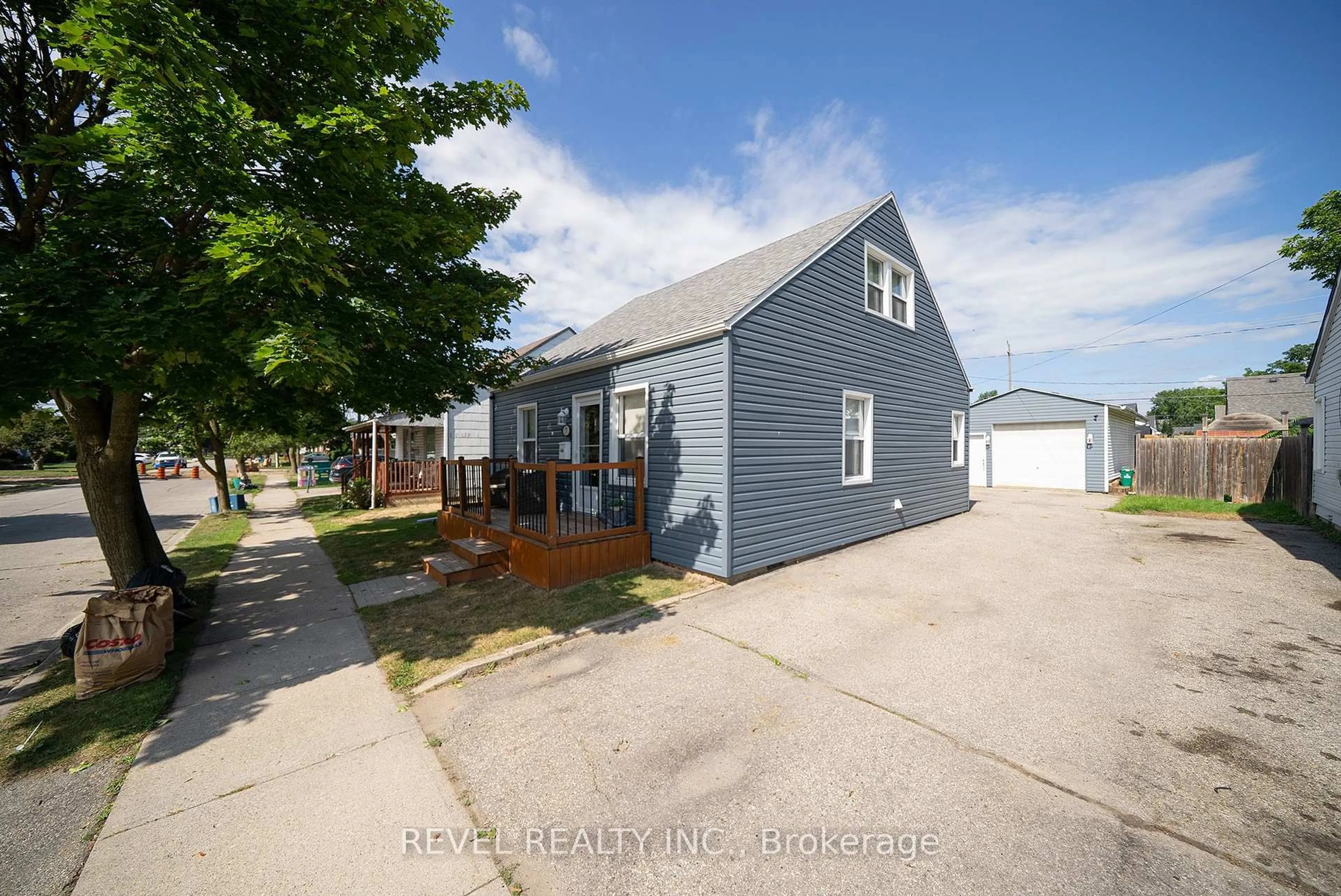 A pic from outside/outdoor area/front of a property/back of a property/a pic from drone, street for 77 Eighth Ave, Brantford Ontario N3S 1C4