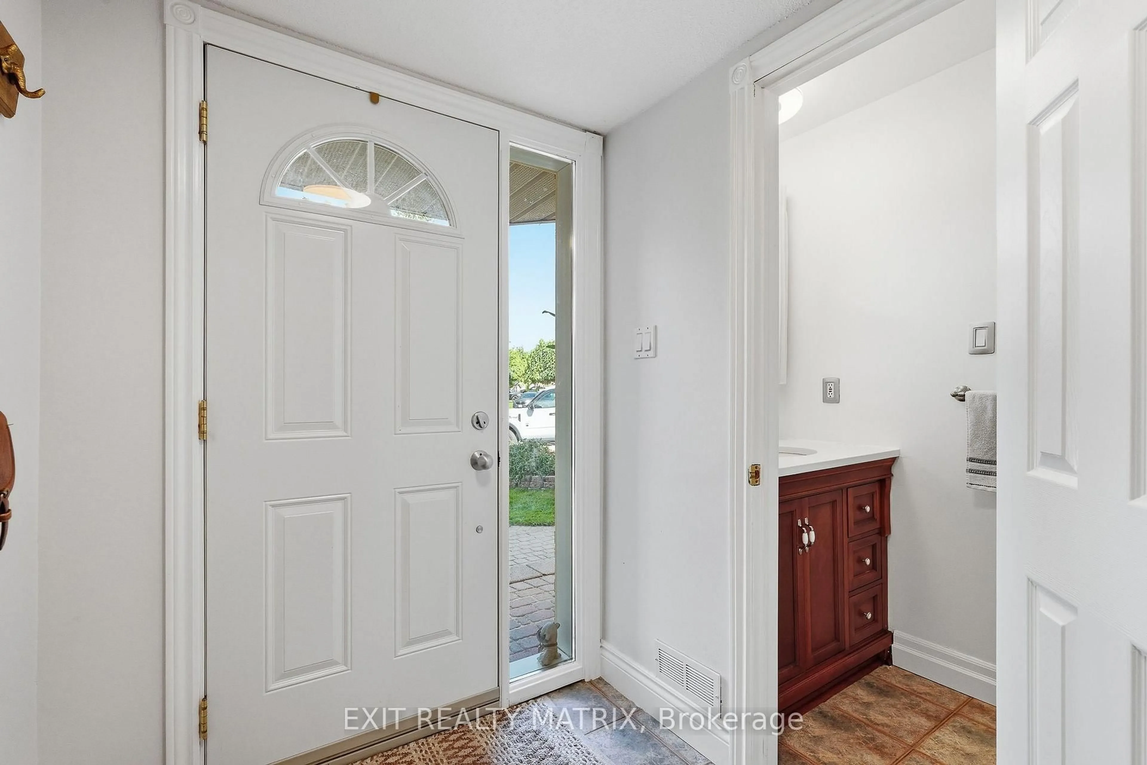 Indoor entryway for 270 Fernleaf Cres, Orleans Ontario K1E 2Z4