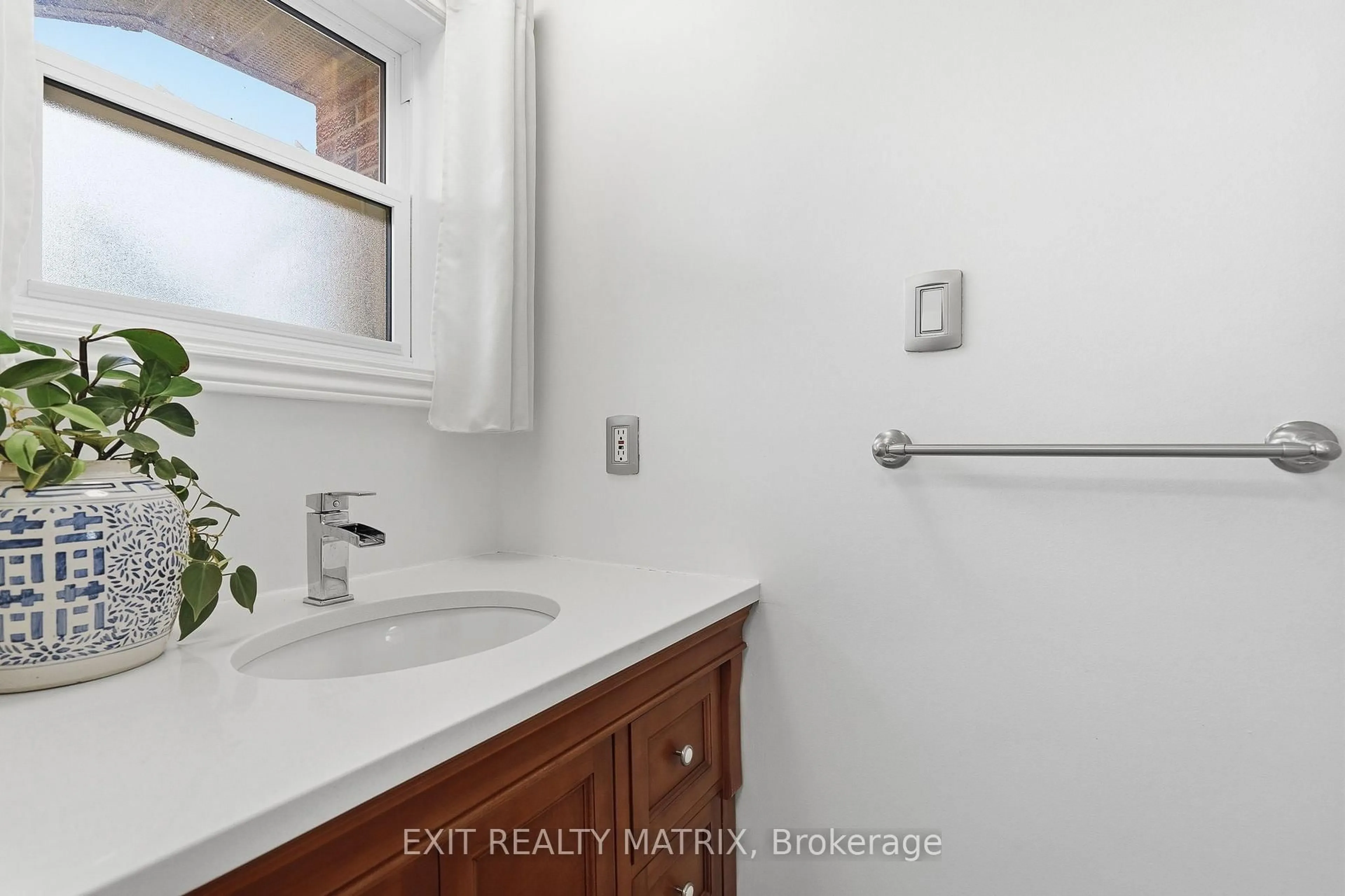 Standard bathroom, ceramic/tile floor for 270 Fernleaf Cres, Orleans Ontario K1E 2Z4