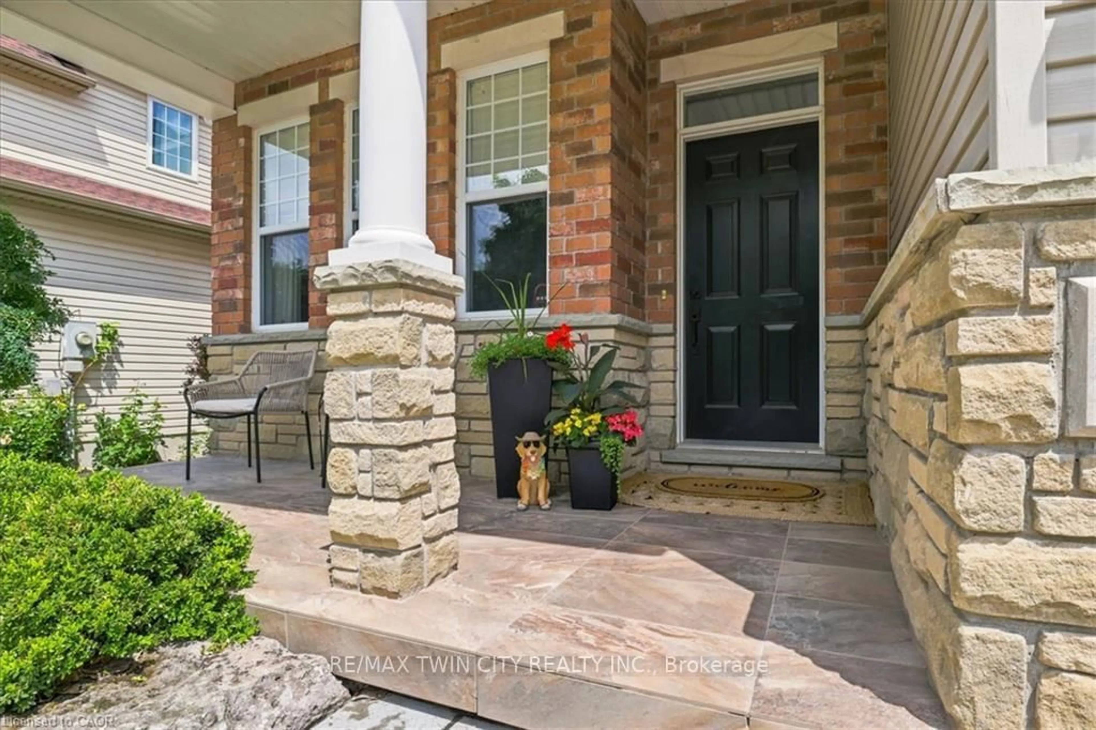 Indoor entryway for 70 Hawkswood Dr, Kitchener Ontario N2K 4J5