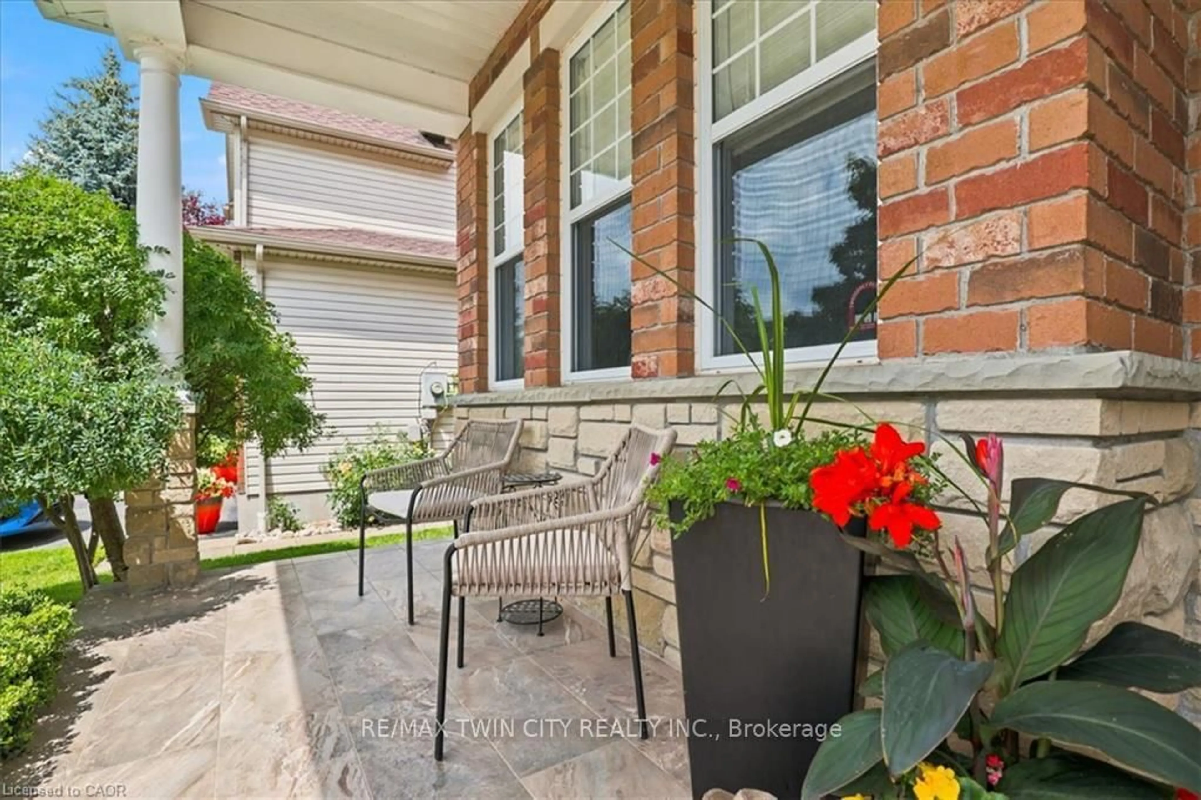 Patio, street for 70 Hawkswood Dr, Kitchener Ontario N2K 4J5