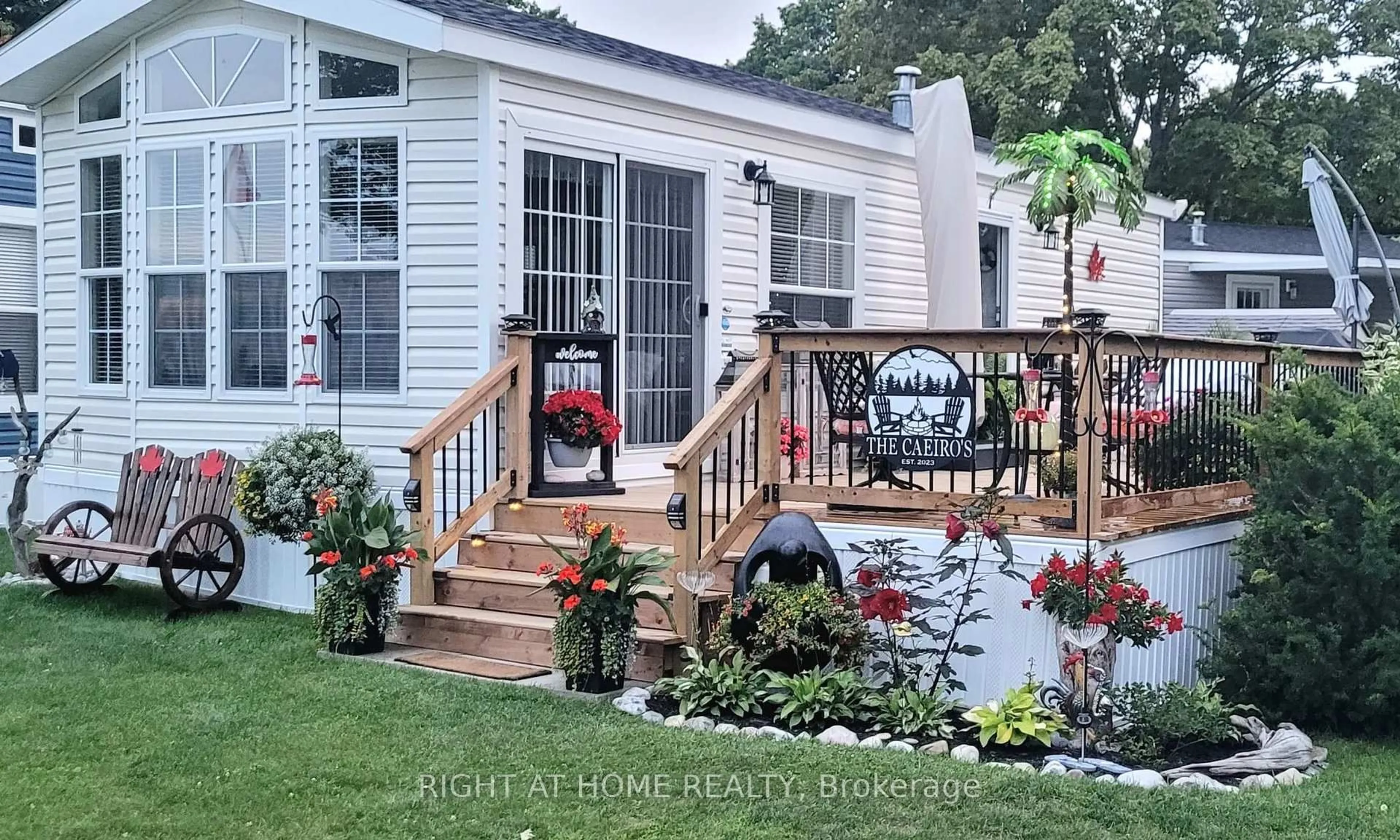 Home with vinyl exterior material, unknown for 22499 Gray Line, West Elgin Ontario N0L 2C0